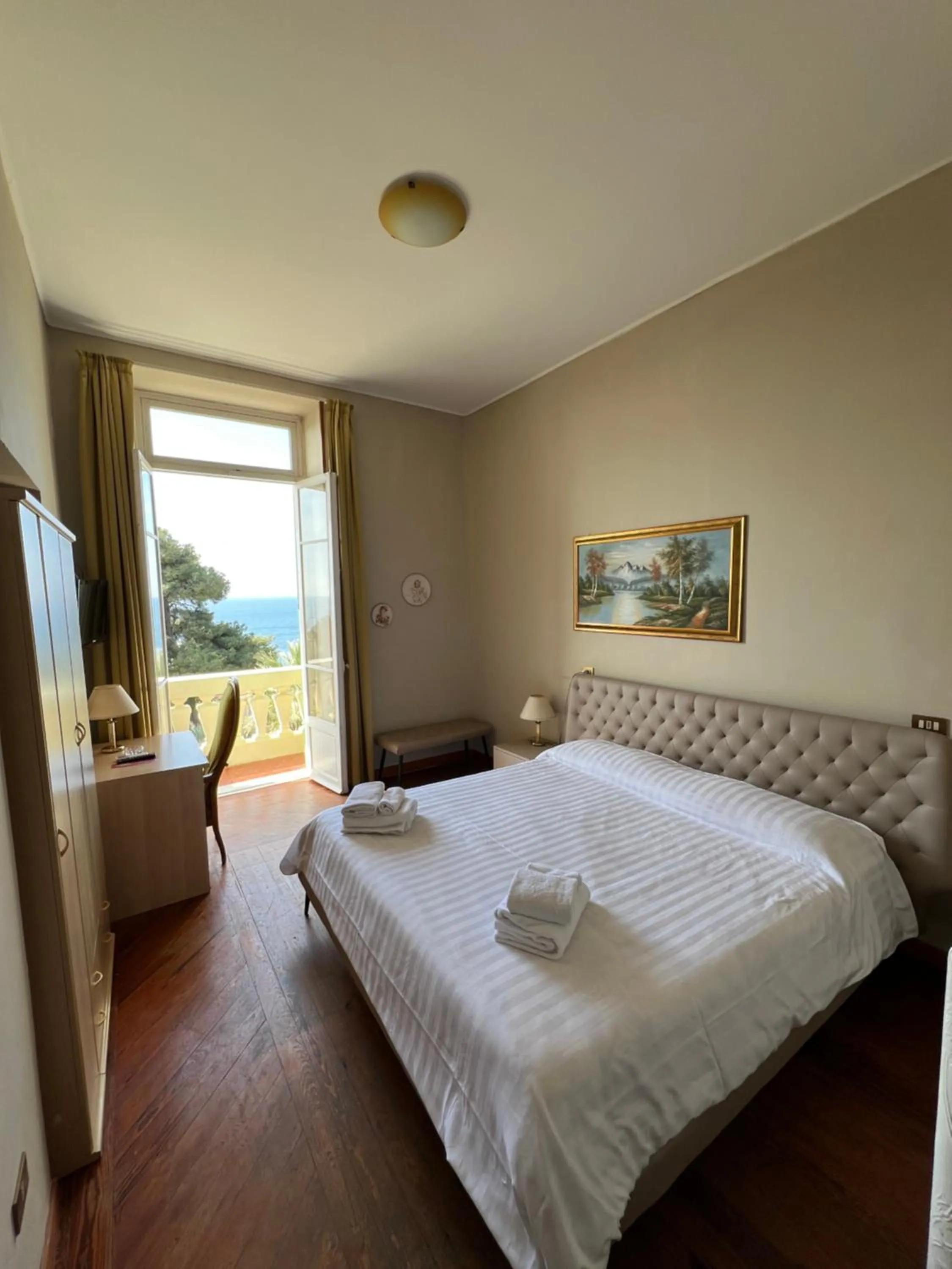 Bed in Hotel Petit Royal