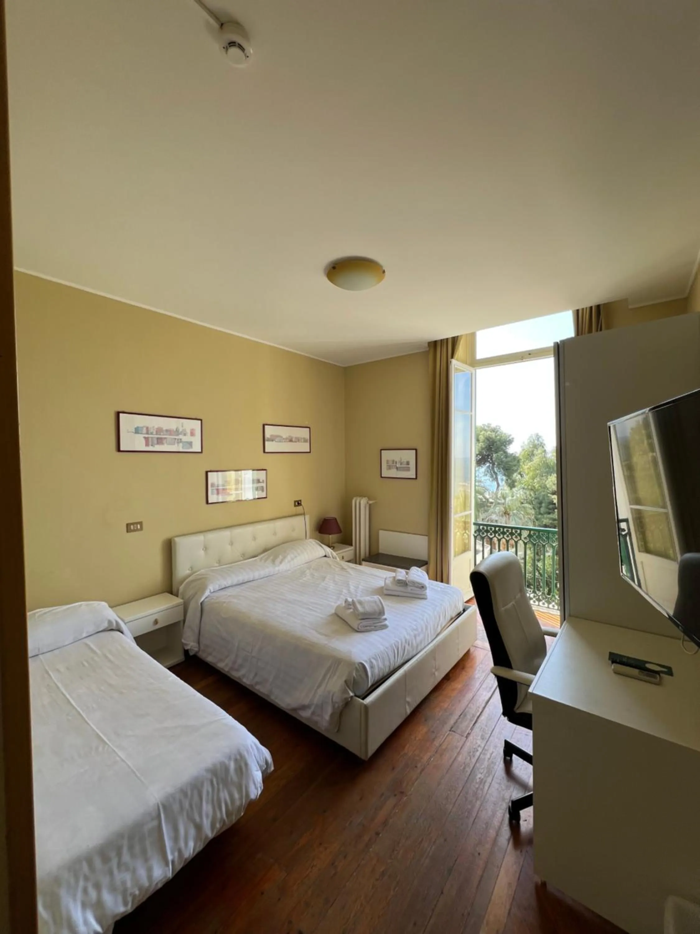 Bed in Hotel Petit Royal