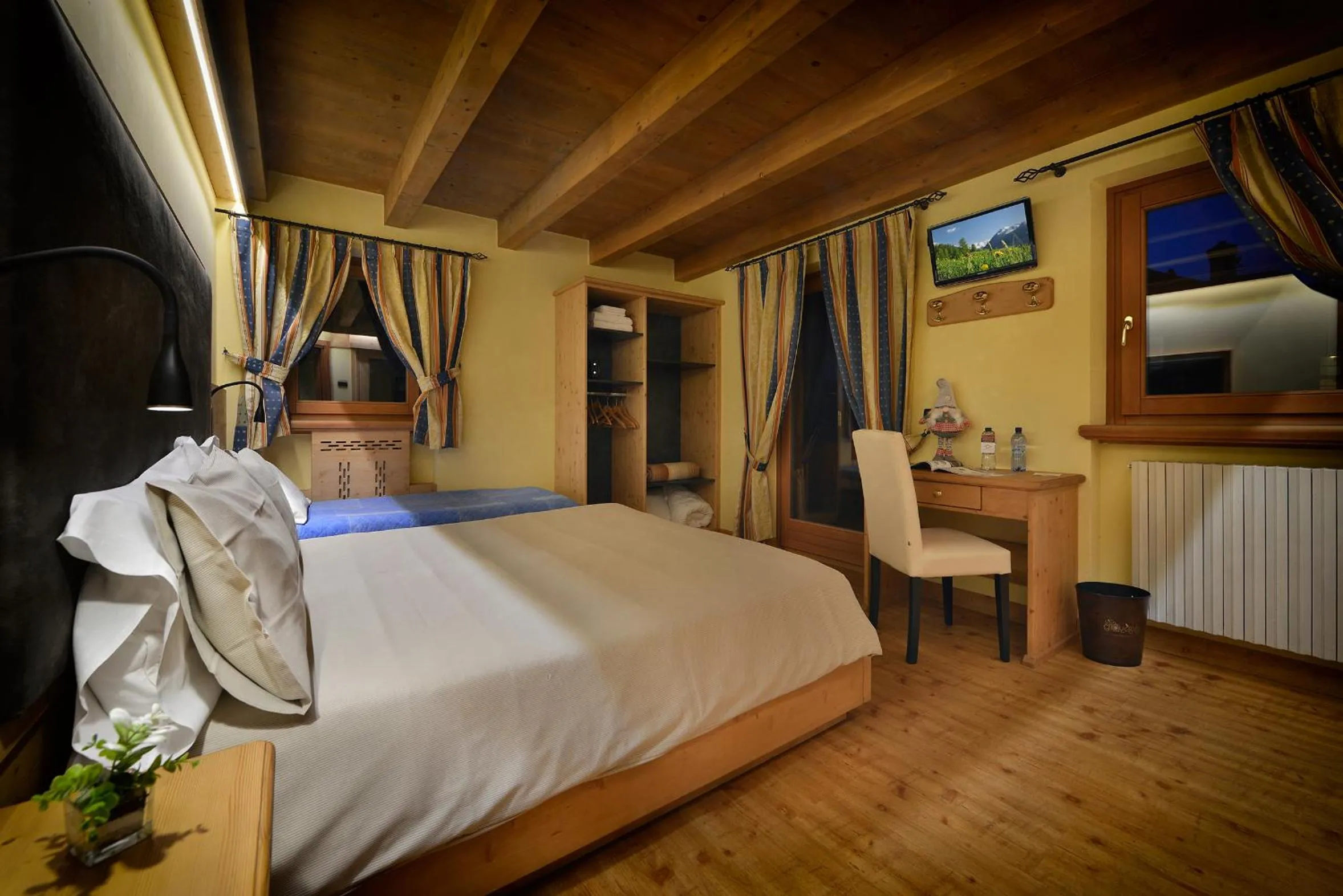 TV and multimedia, Bed in Hotel San Giovanni