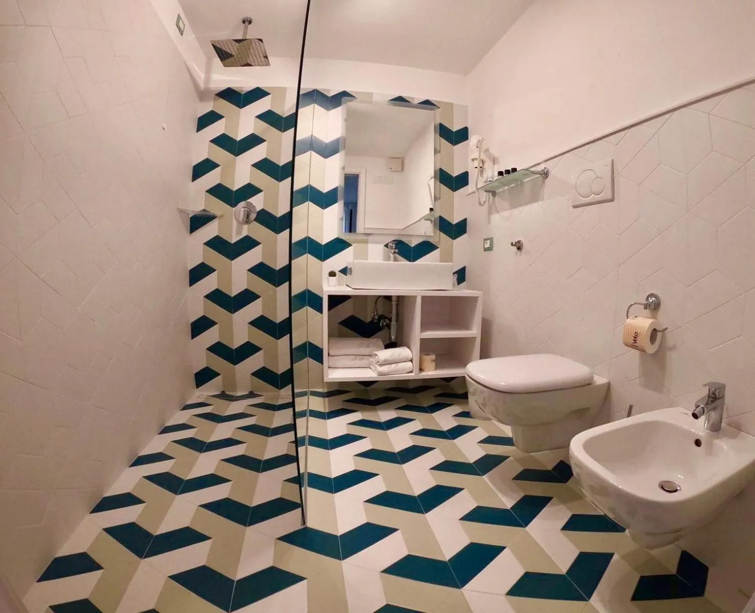 Shower in Sorrento Flats