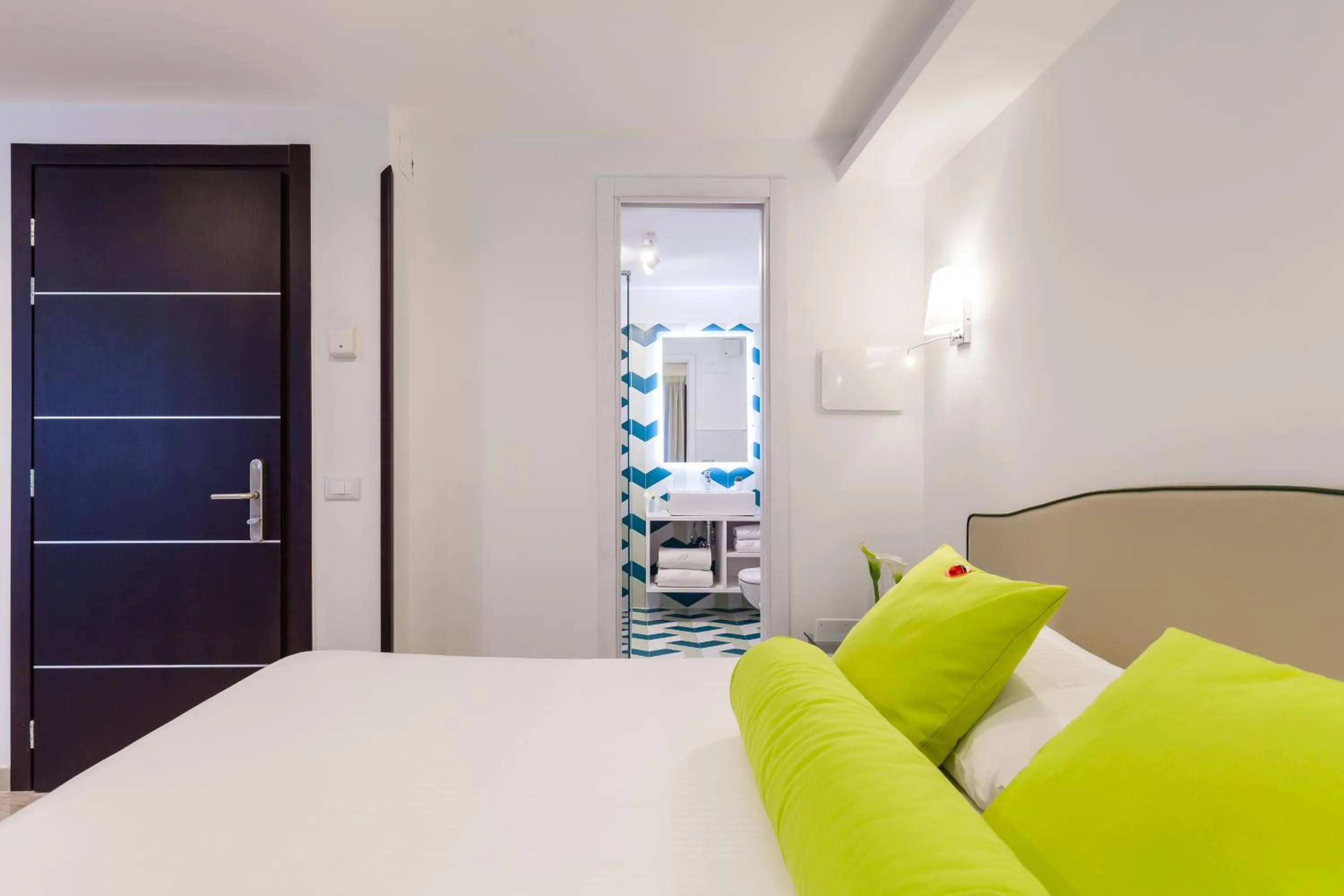 Bathroom, Bed in Sorrento Flats