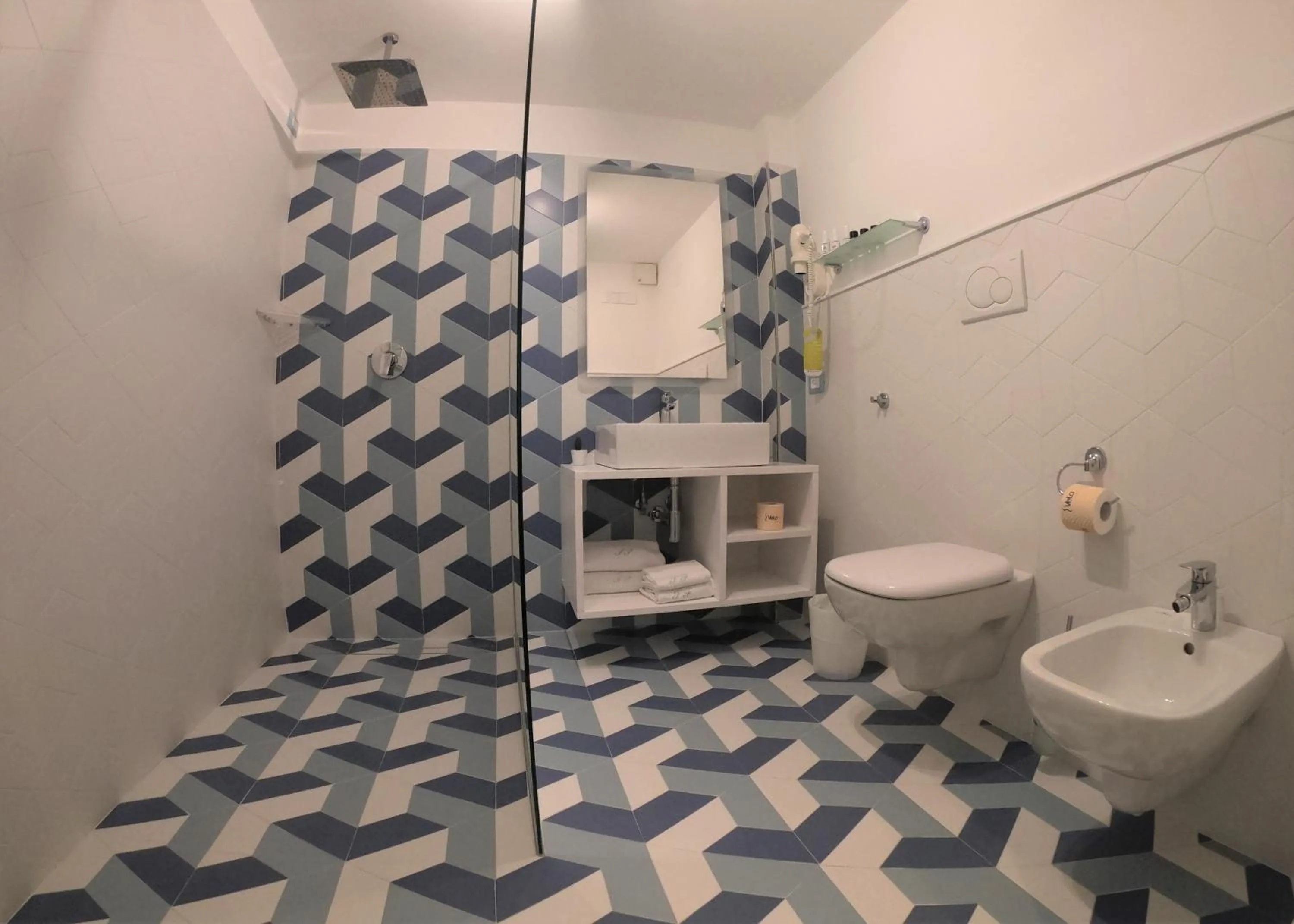 Shower in Sorrento Flats