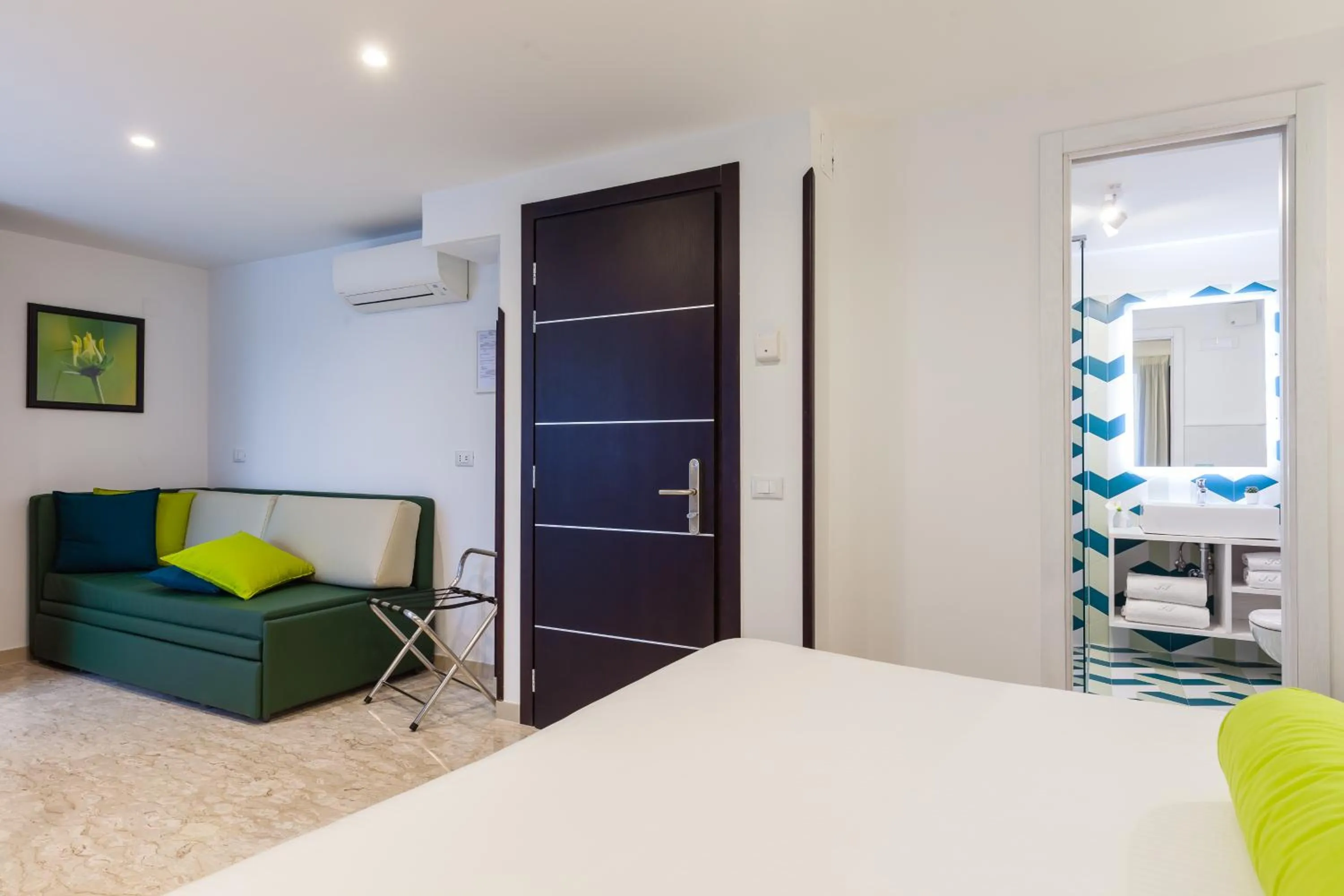 Living room, Bed in Sorrento Flats