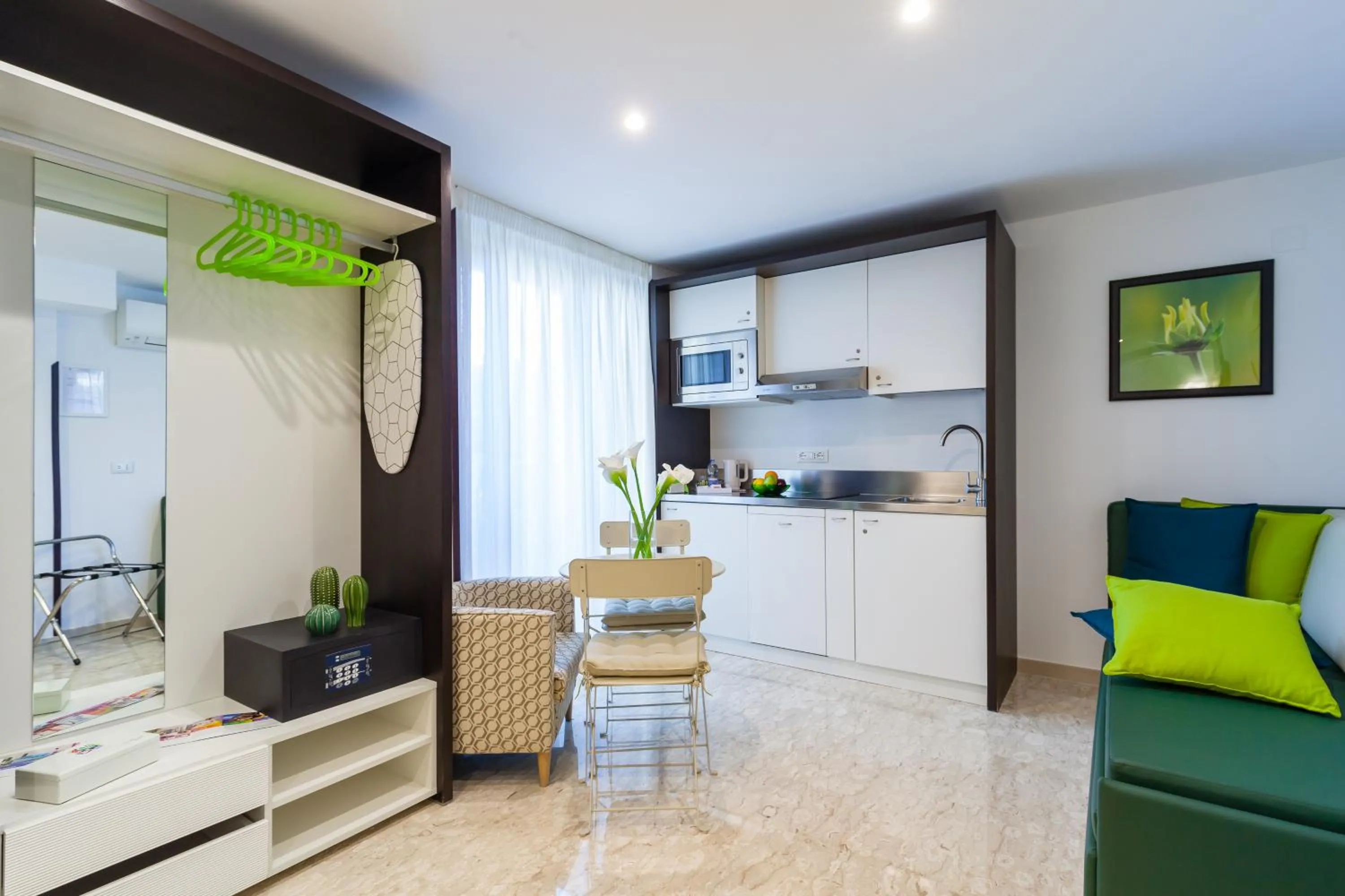 Coffee/tea facilities in Sorrento Flats