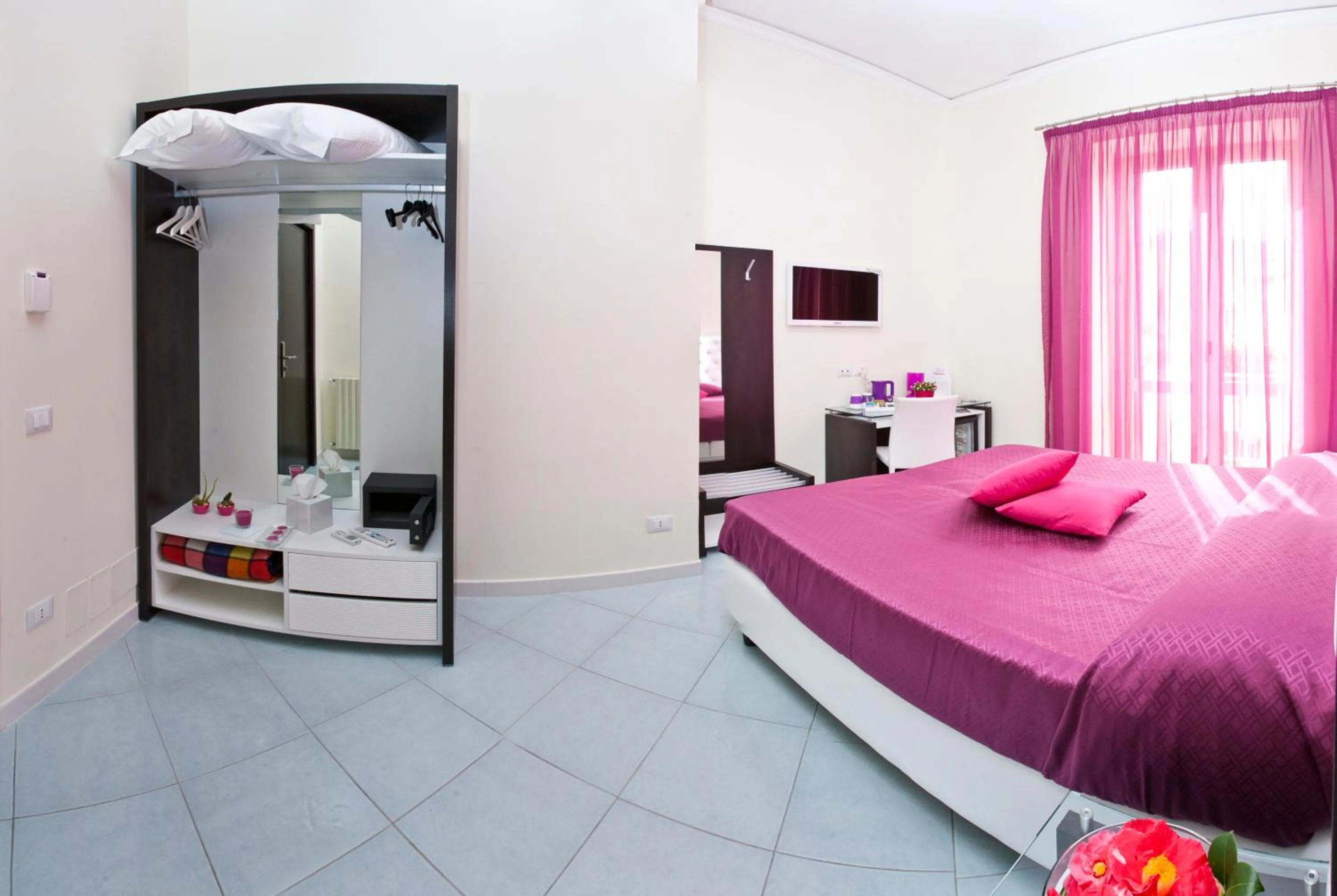 Photo of the whole room, Bed in Sorrento Flats