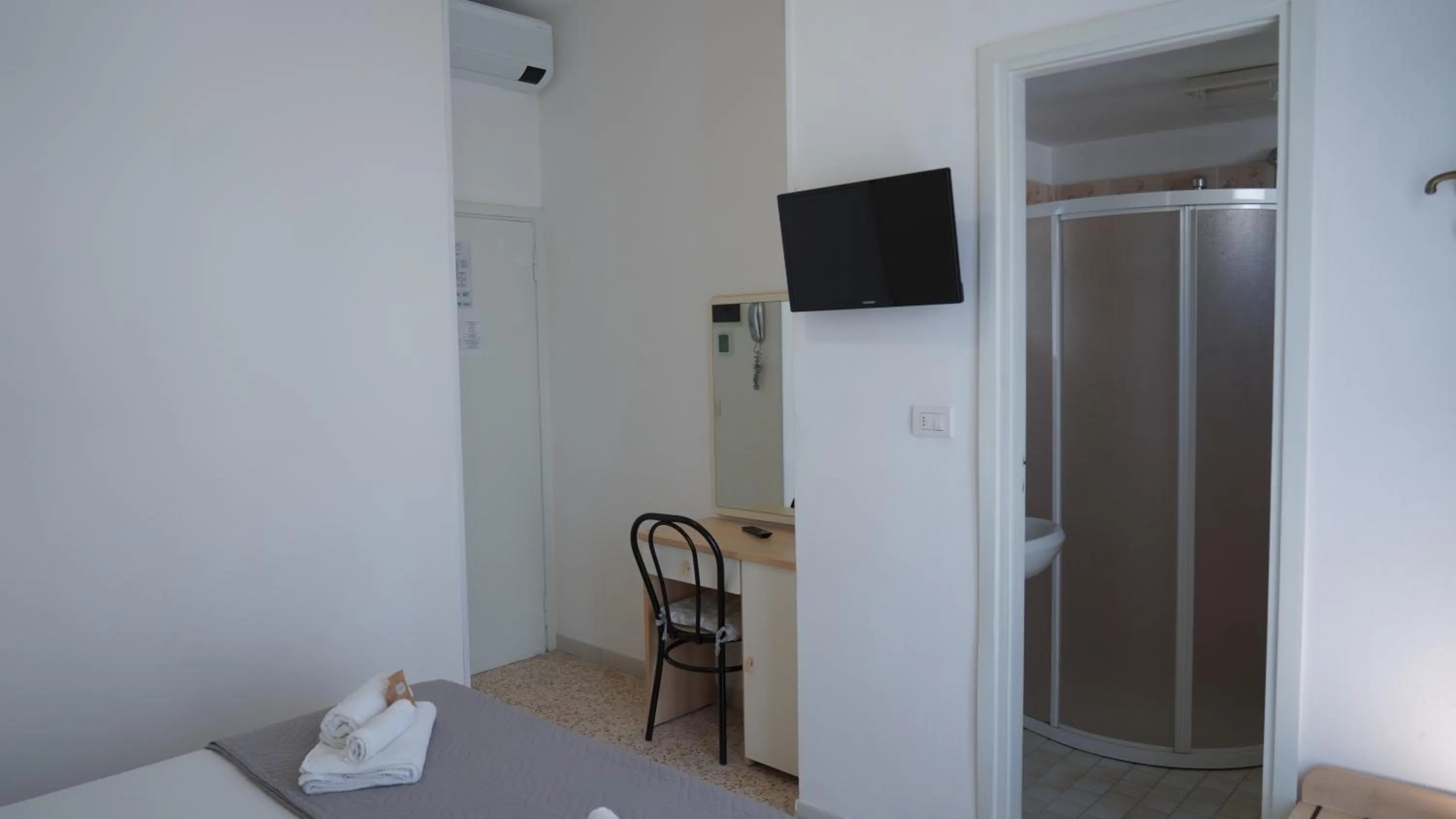 Bedroom, Bed in Lively Hotel