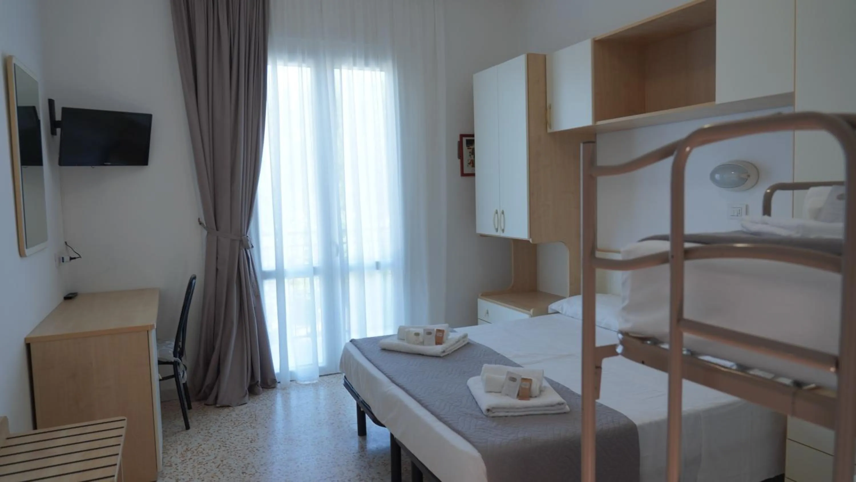 Bedroom, Bed in Lively Hotel