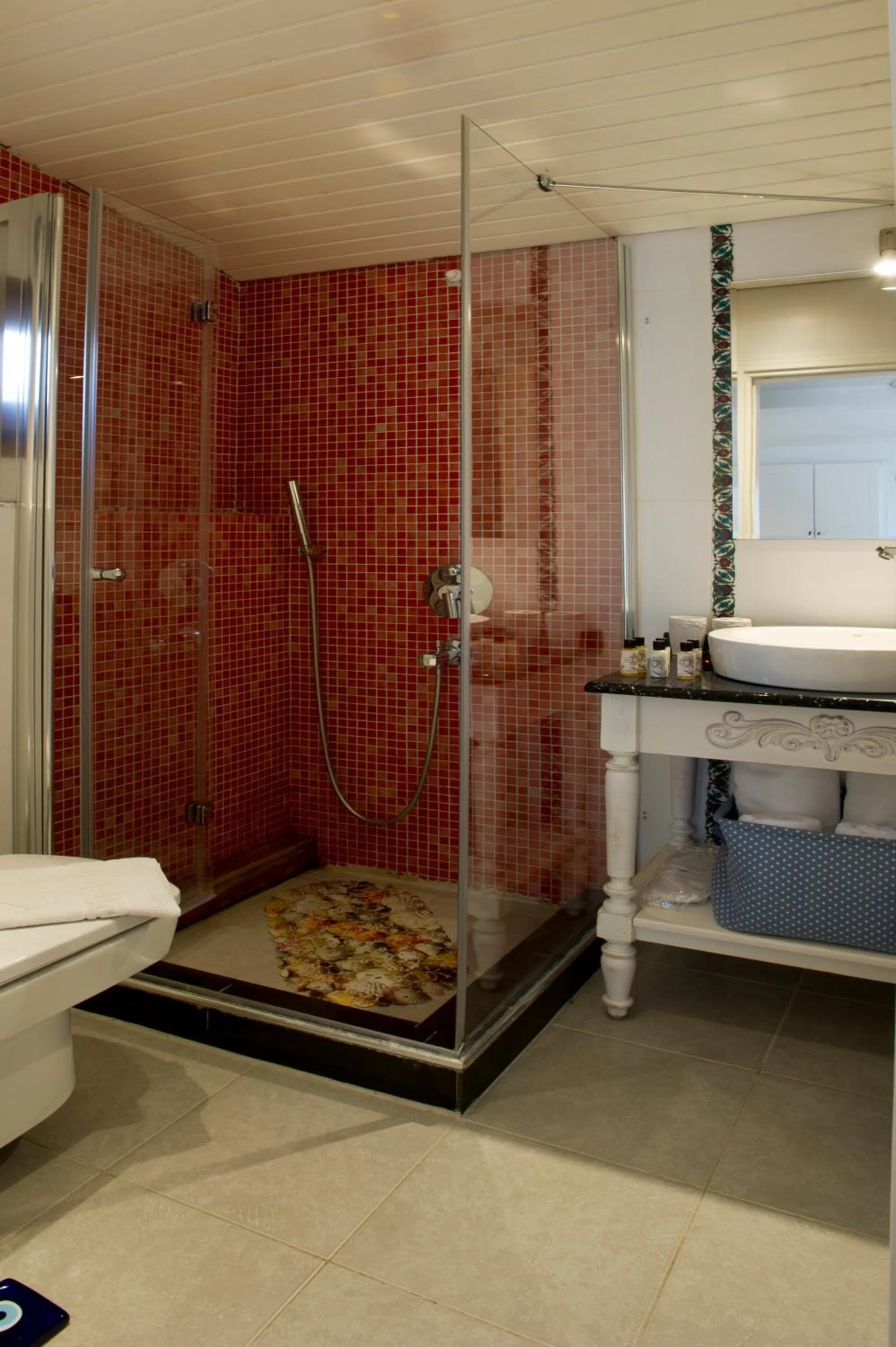 Bathroom, Bed in Lodos Hotel