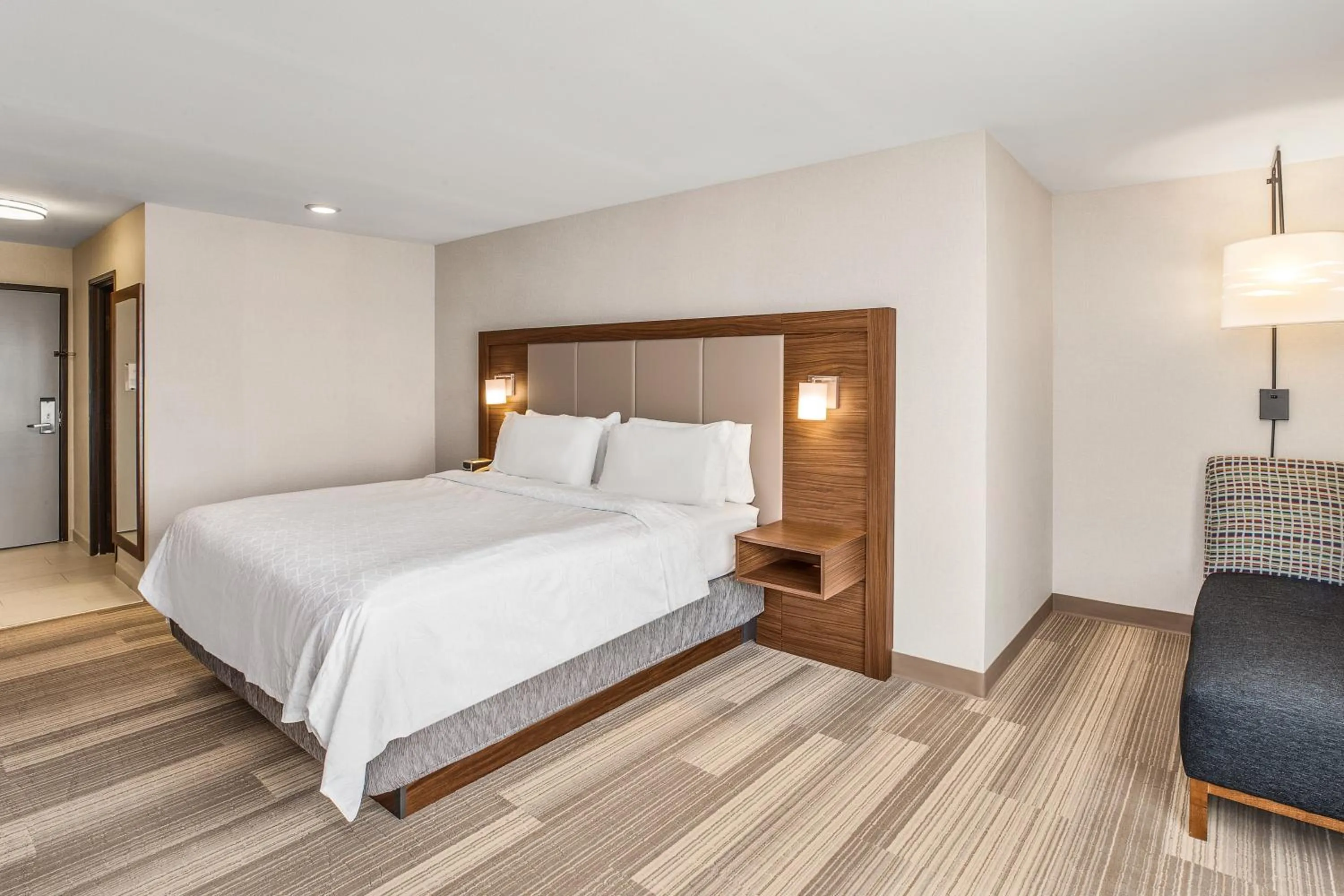 Photo of the whole room, Bed in Holiday Inn Express & Suites Tacoma by IHG