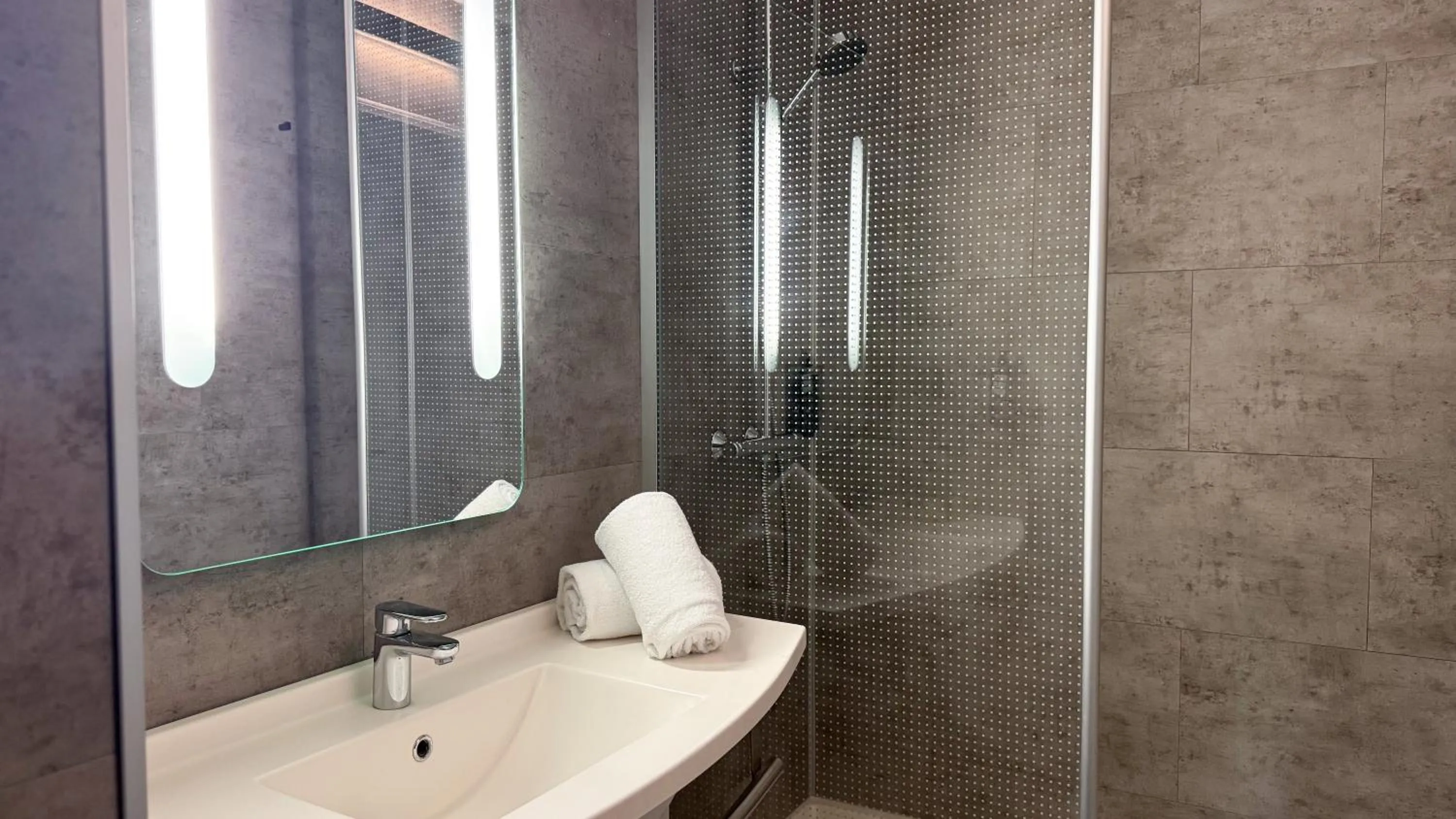 Bathroom in Ibis Alès Centre Ville