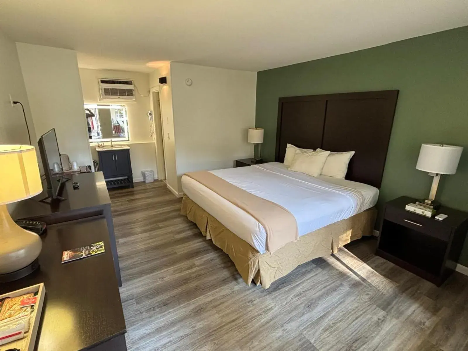 Deluxe King Room in Castlewood Inn Deluxe King Room in Castlewood Inn