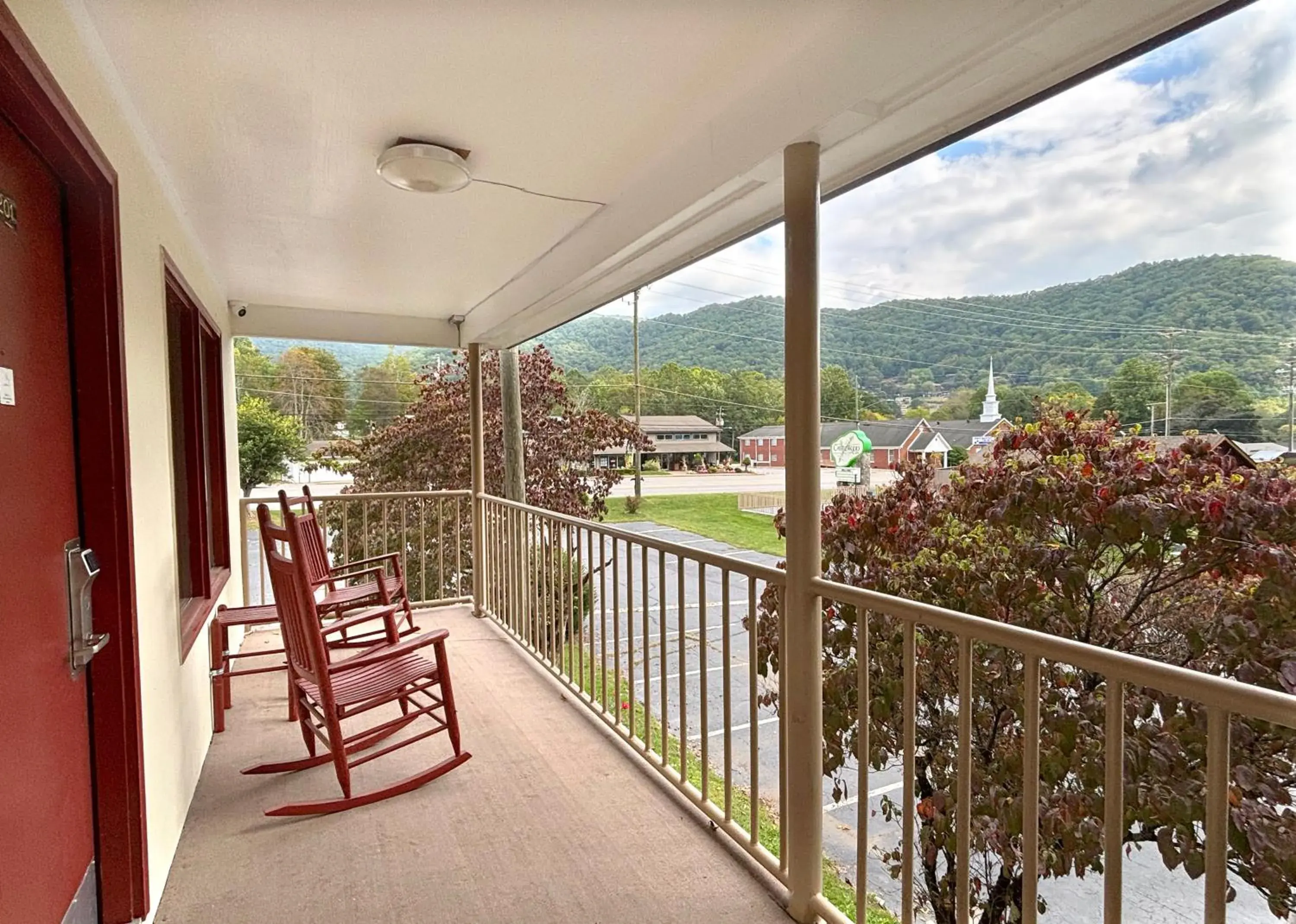 Deluxe Queen Room in Castlewood Inn Deluxe Queen Room in Castlewood Inn