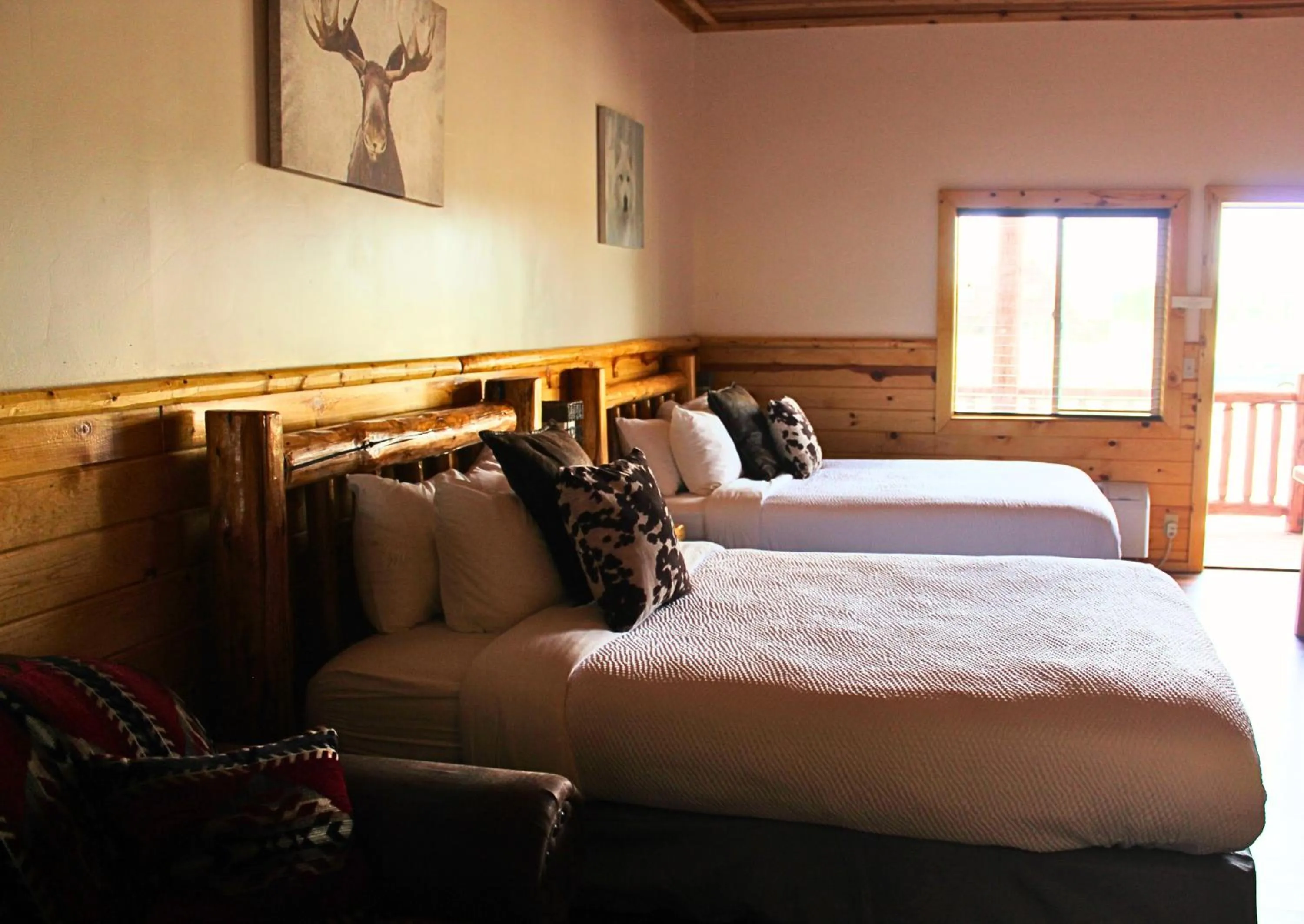 Bedroom, Bed in River Lodge