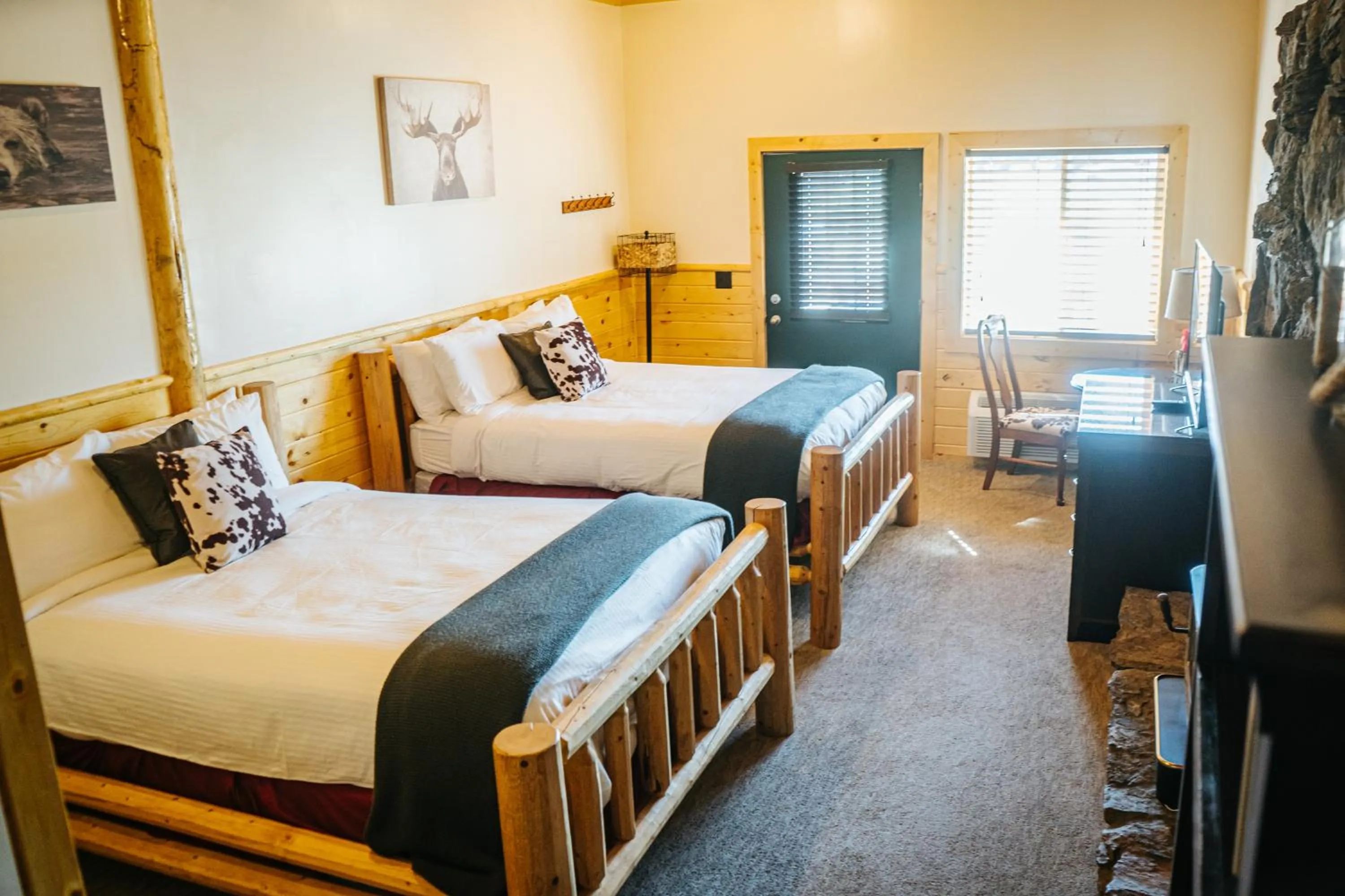 Photo of the whole room, Bed in River Lodge