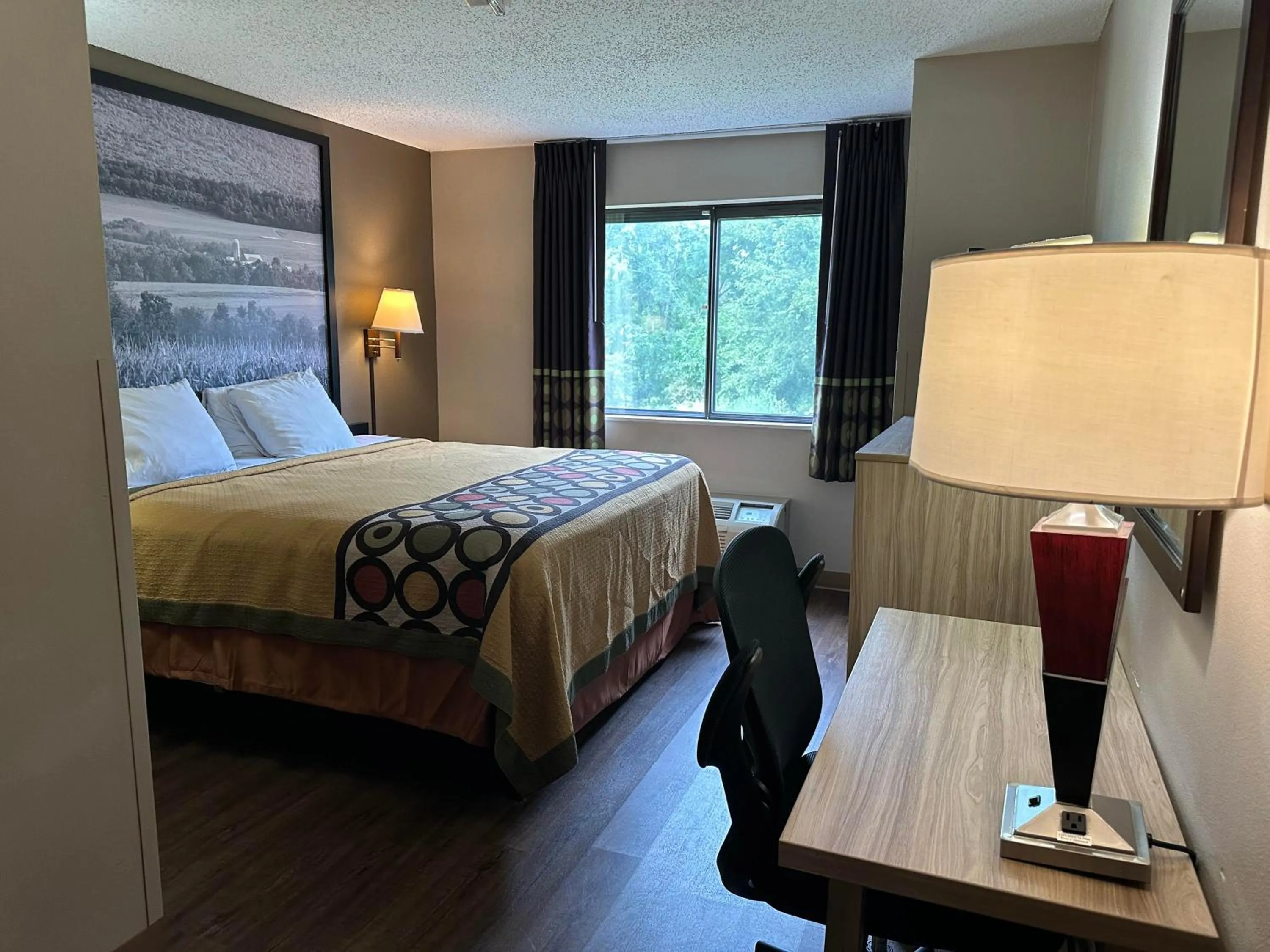 Bedroom, Bed in Super 8 by Wyndham Allentown Kutztown Area