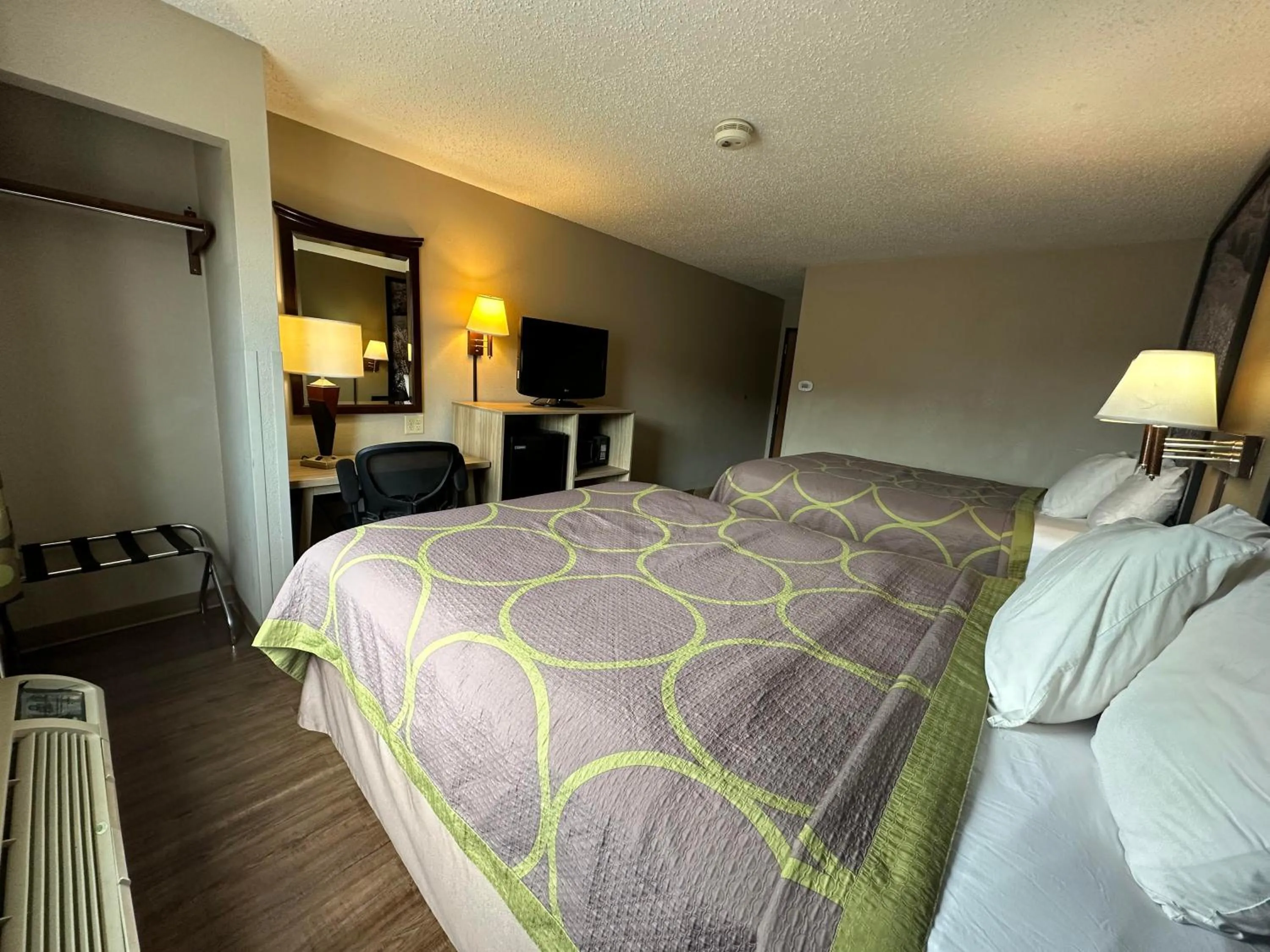 Photo of the whole room, Bed in Super 8 by Wyndham Allentown Kutztown Area