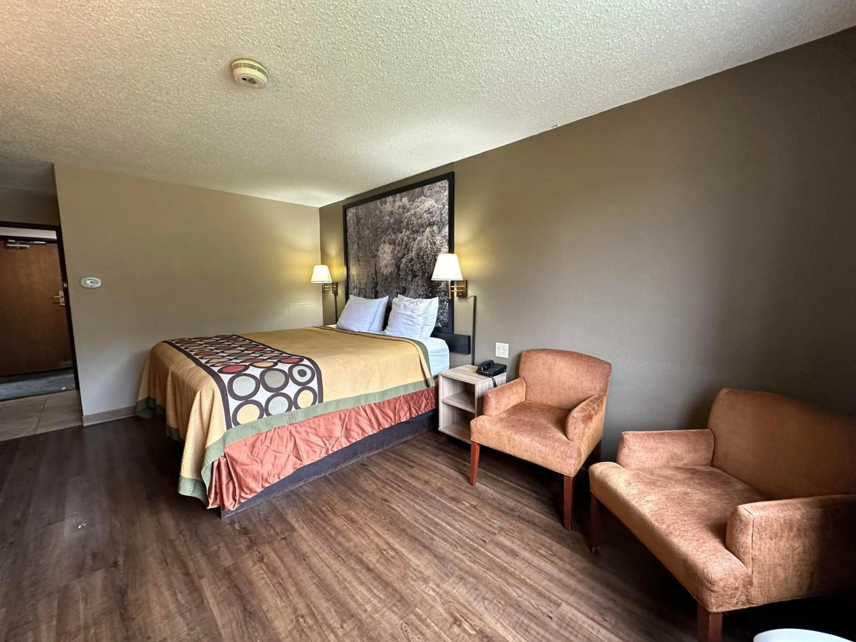 Photo of the whole room, Bed in Super 8 by Wyndham Allentown Kutztown Area