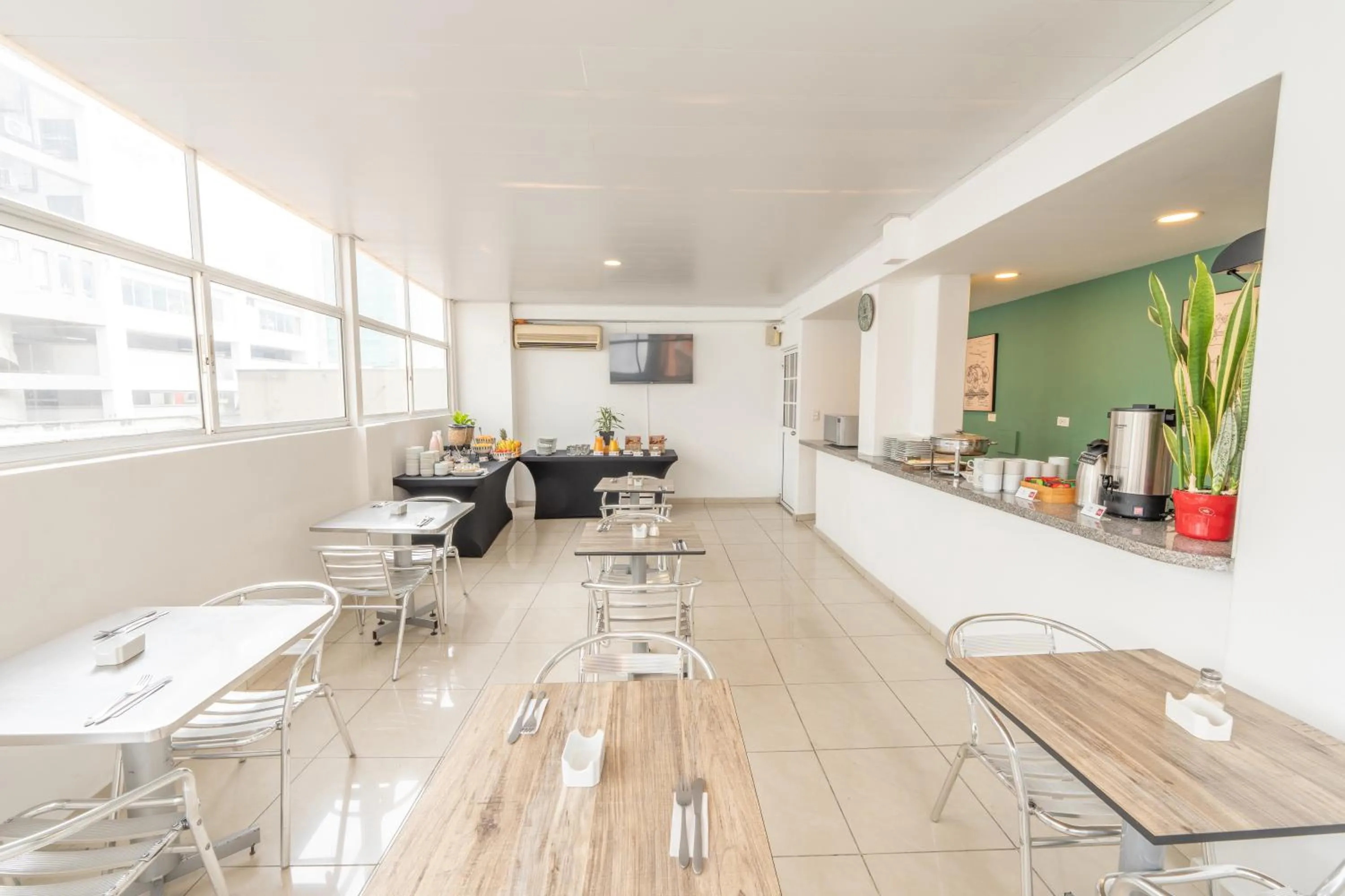 Restaurant/places to eat in Basic Hotel Centenario by Hoteles MS