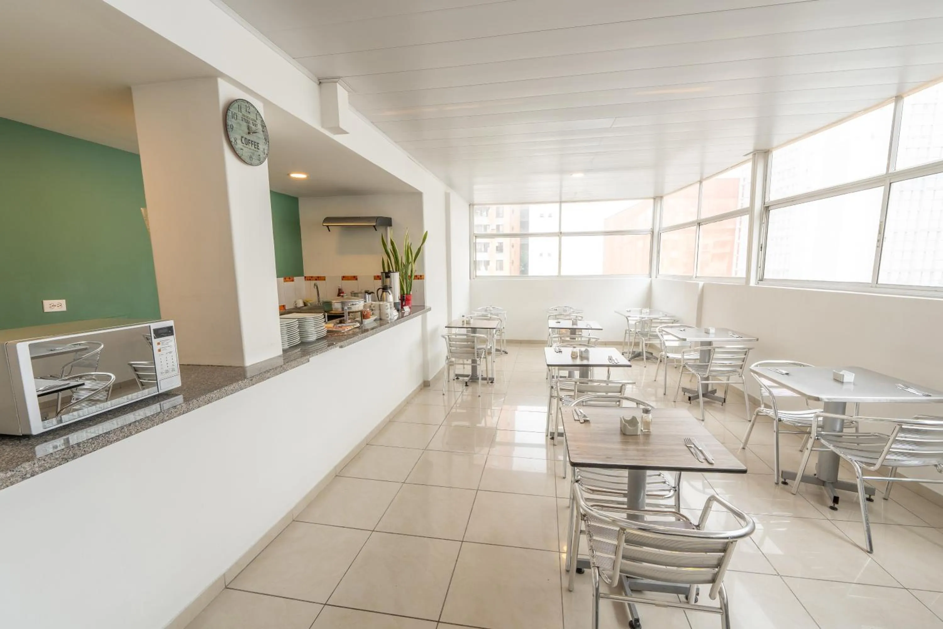 Restaurant/places to eat in Basic Hotel Centenario by Hoteles MS