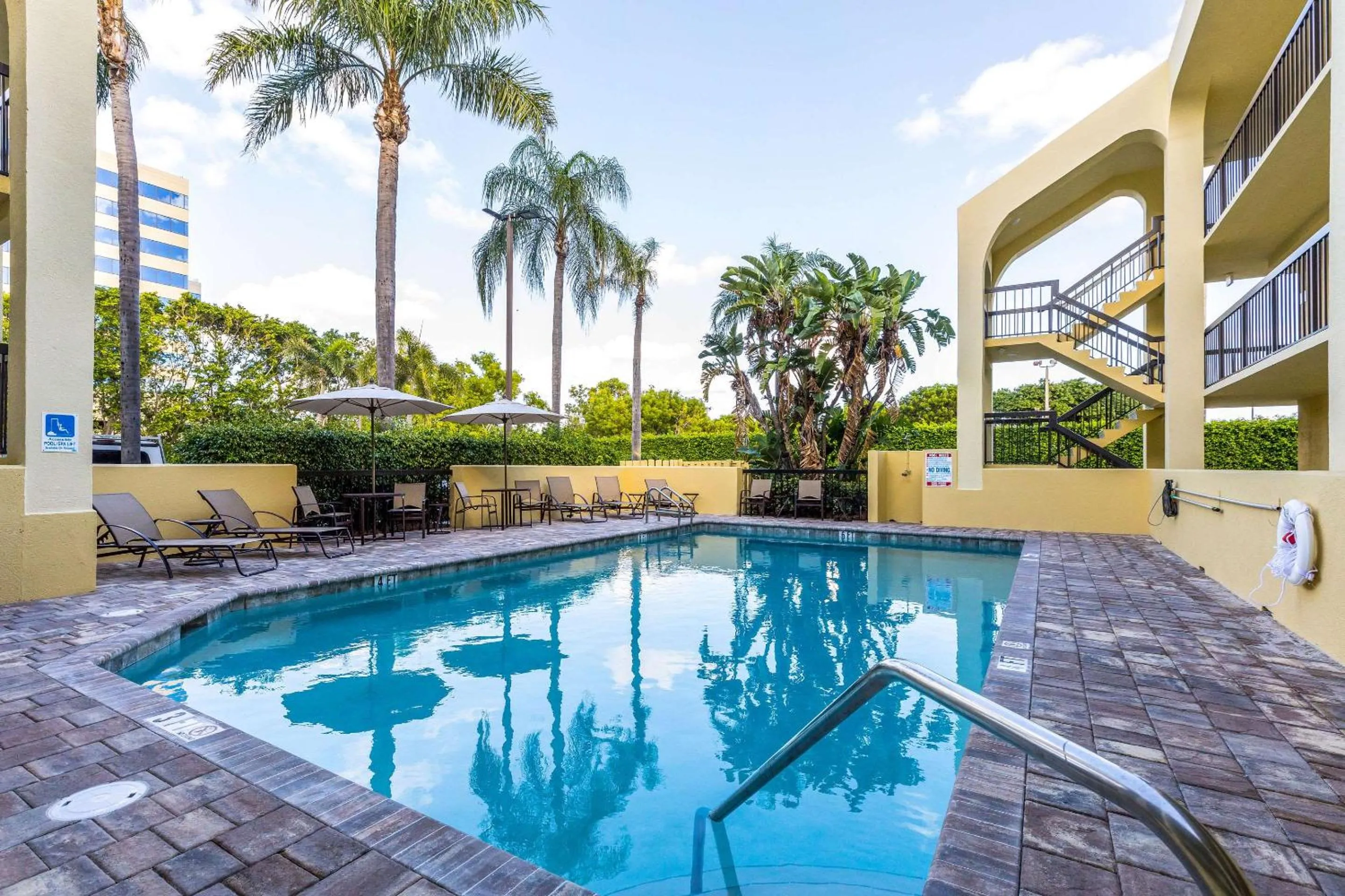 Swimming pool in Quality Inn Palm Beach International Airport