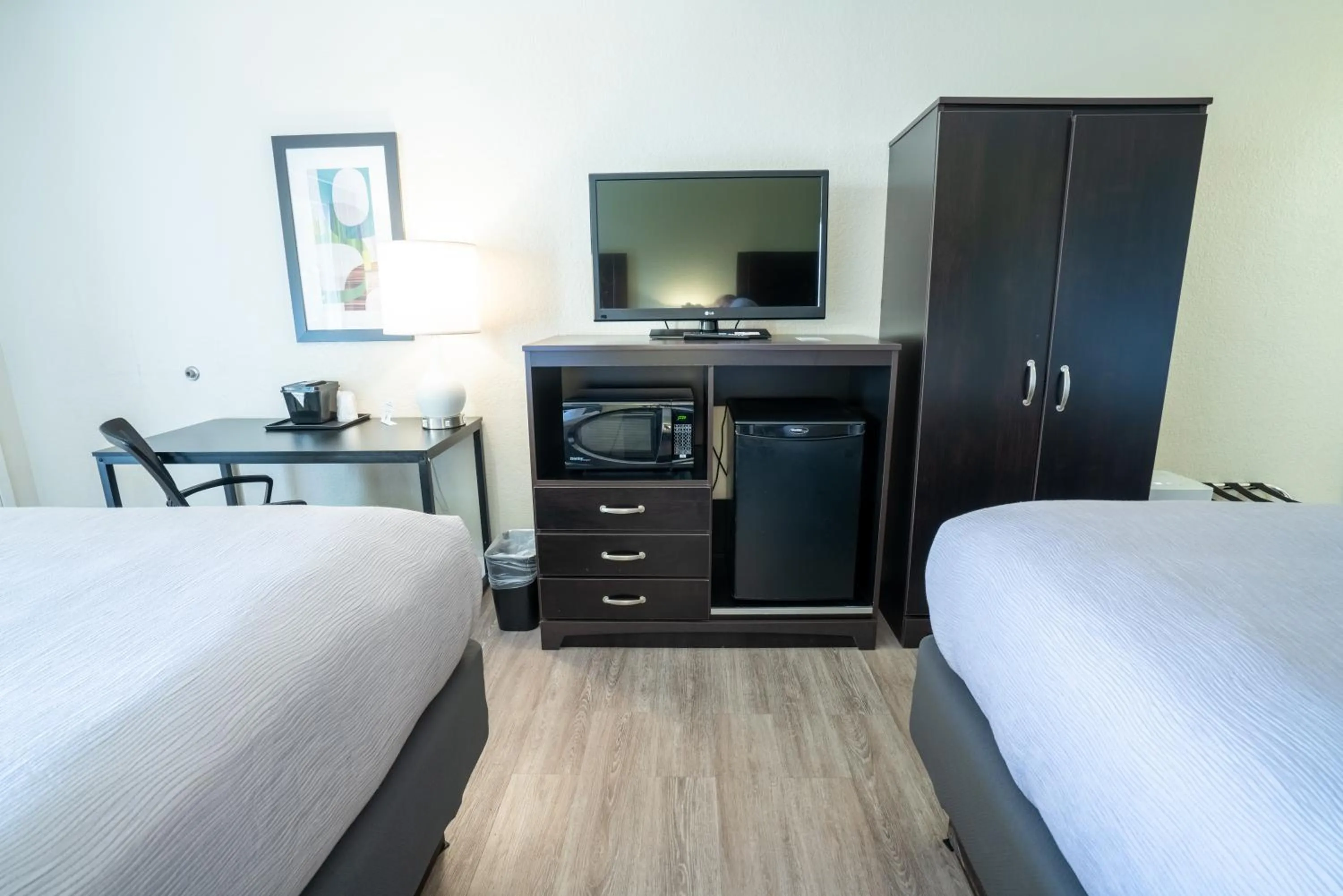 Bed in Quality Inn Palm Beach International Airport