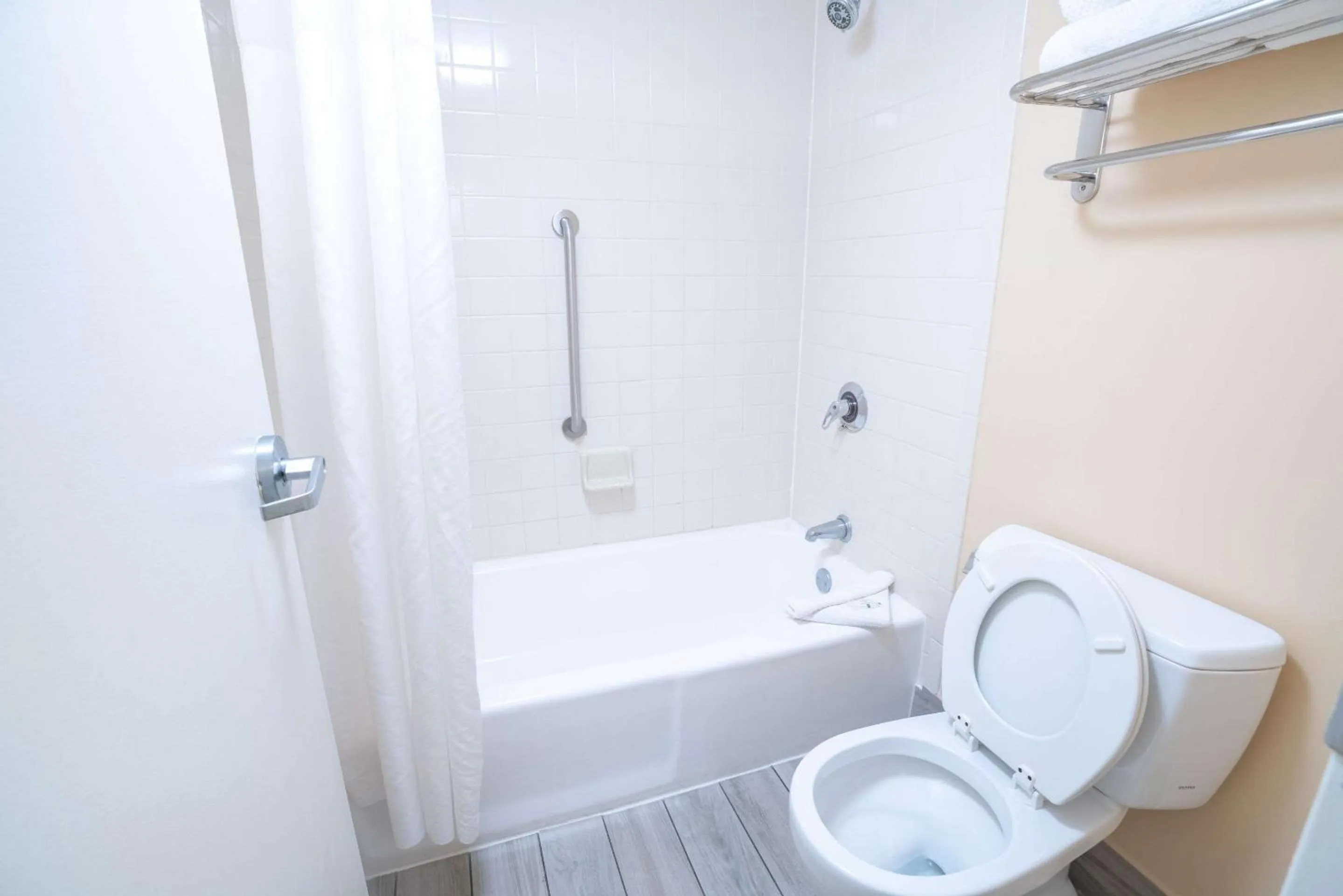 Bedroom in Quality Inn Palm Beach International Airport