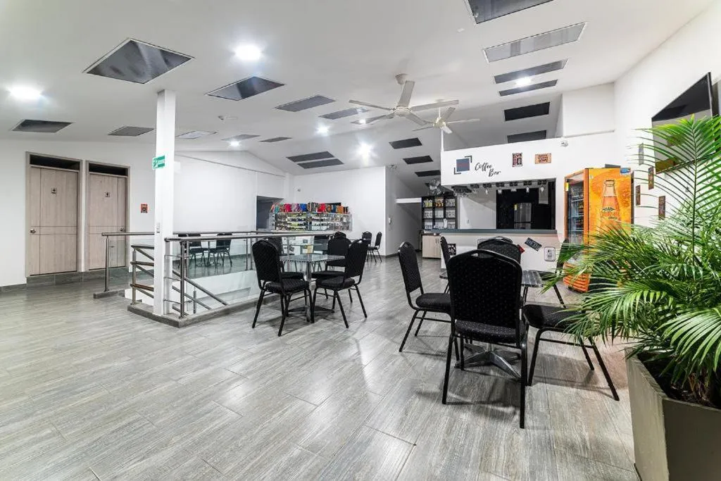 Restaurant/places to eat in Basic Hotel Chipichape by Hoteles MS