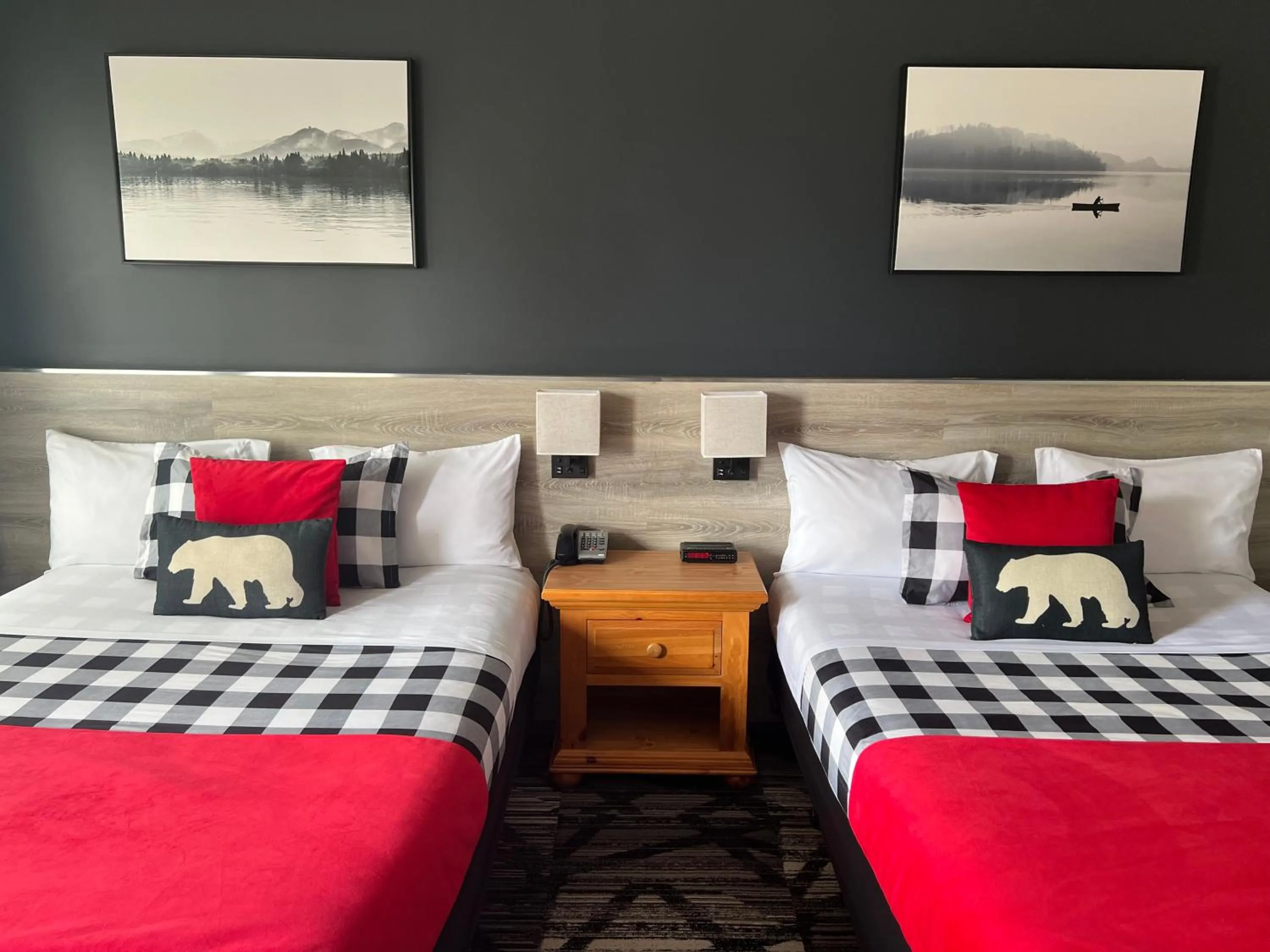 Bedroom, Bed in Mystic Isle Motel