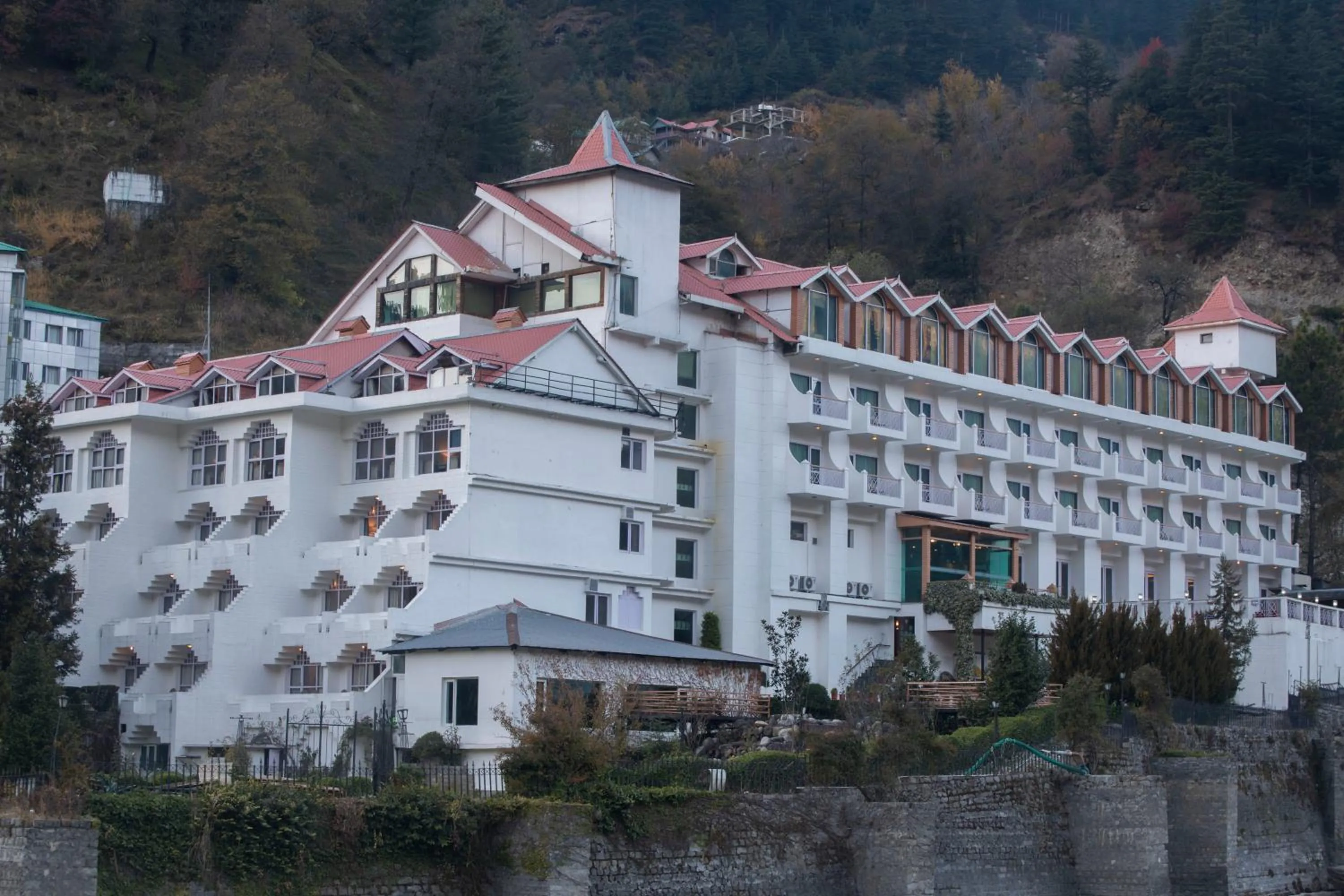 Mastiff Grand Manali Resort