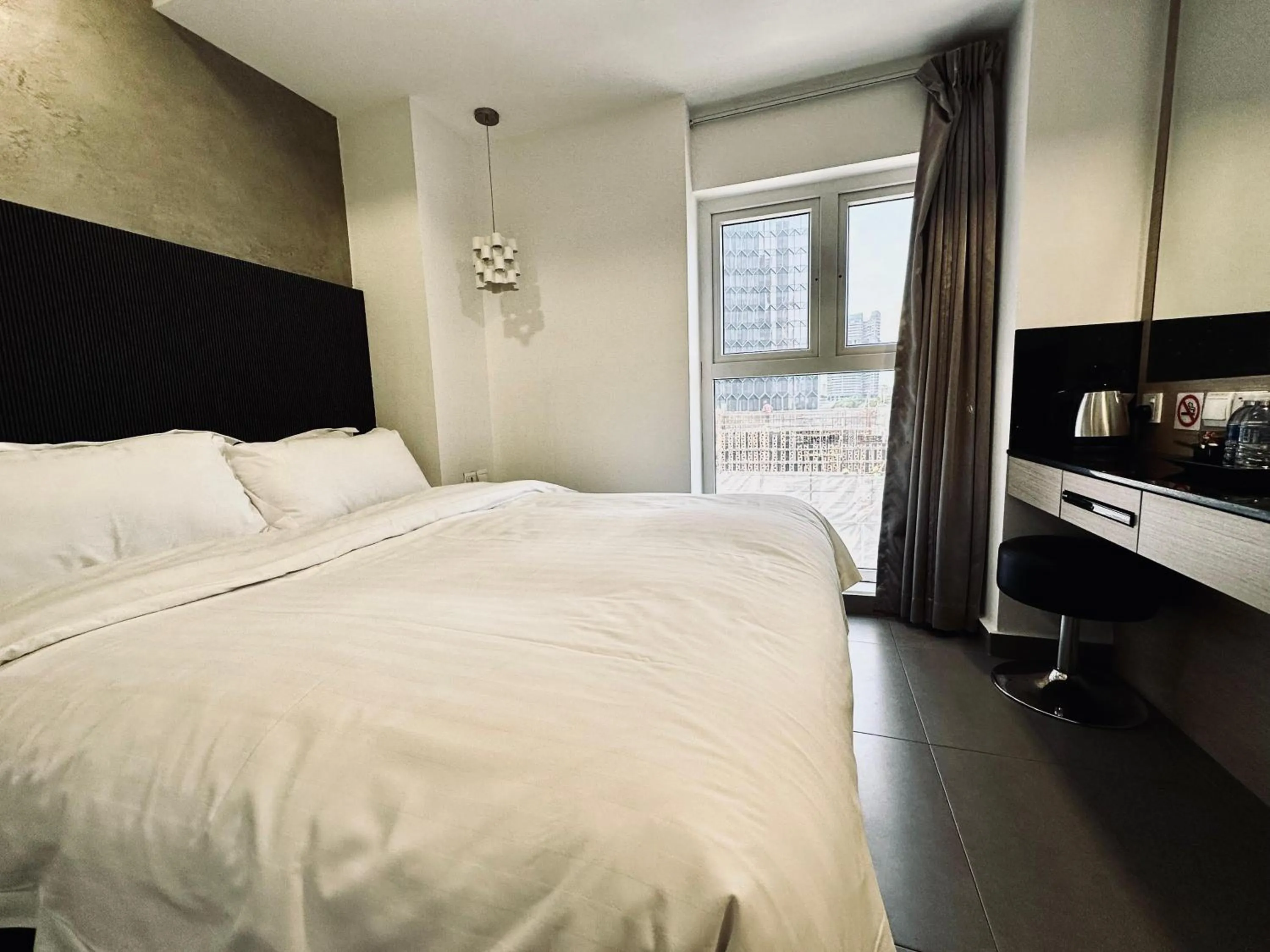 View (from property/room), Bed in The Snooze Hotel at Bugis