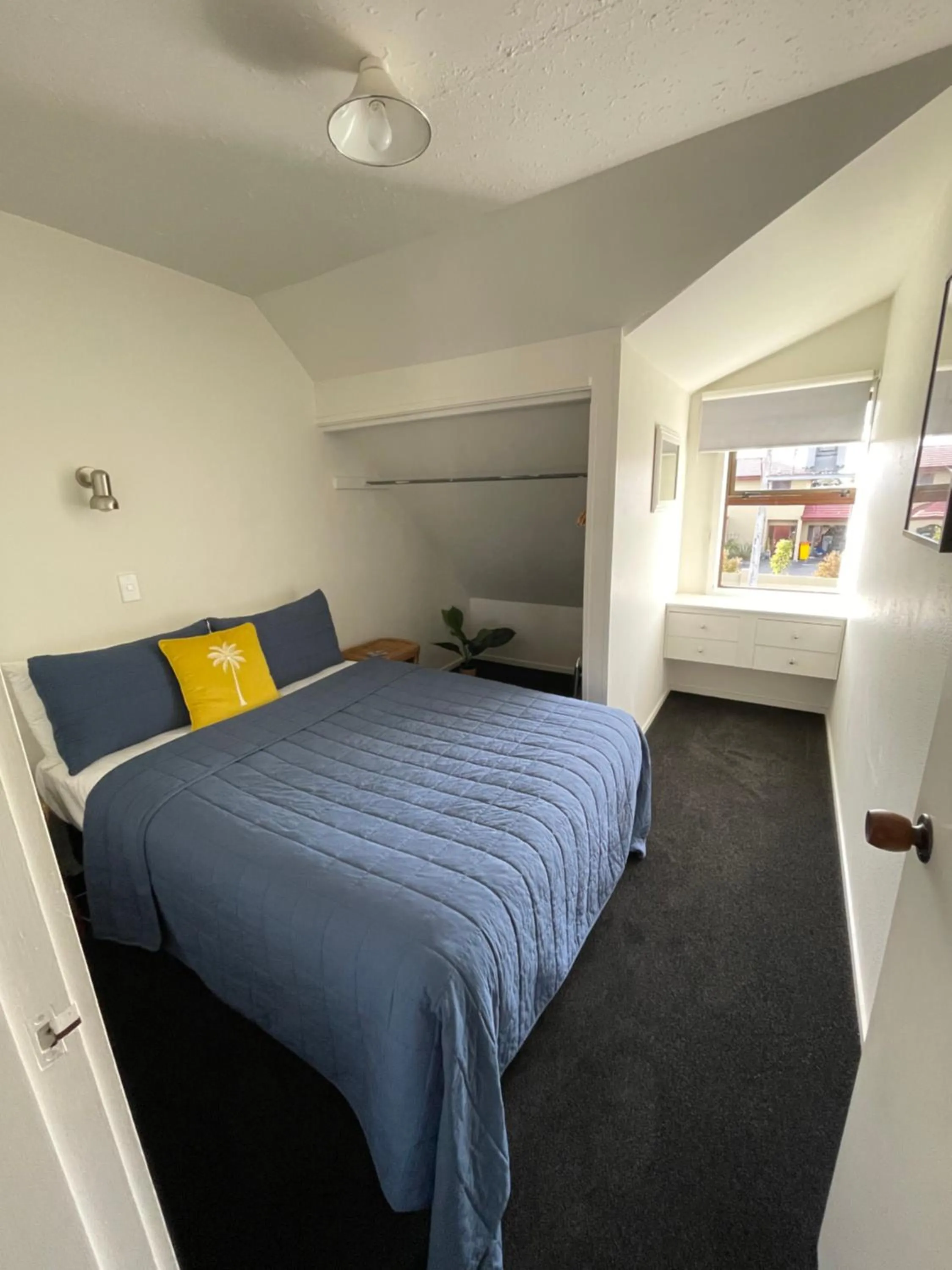 Bedroom, Bed in Colonial Motel