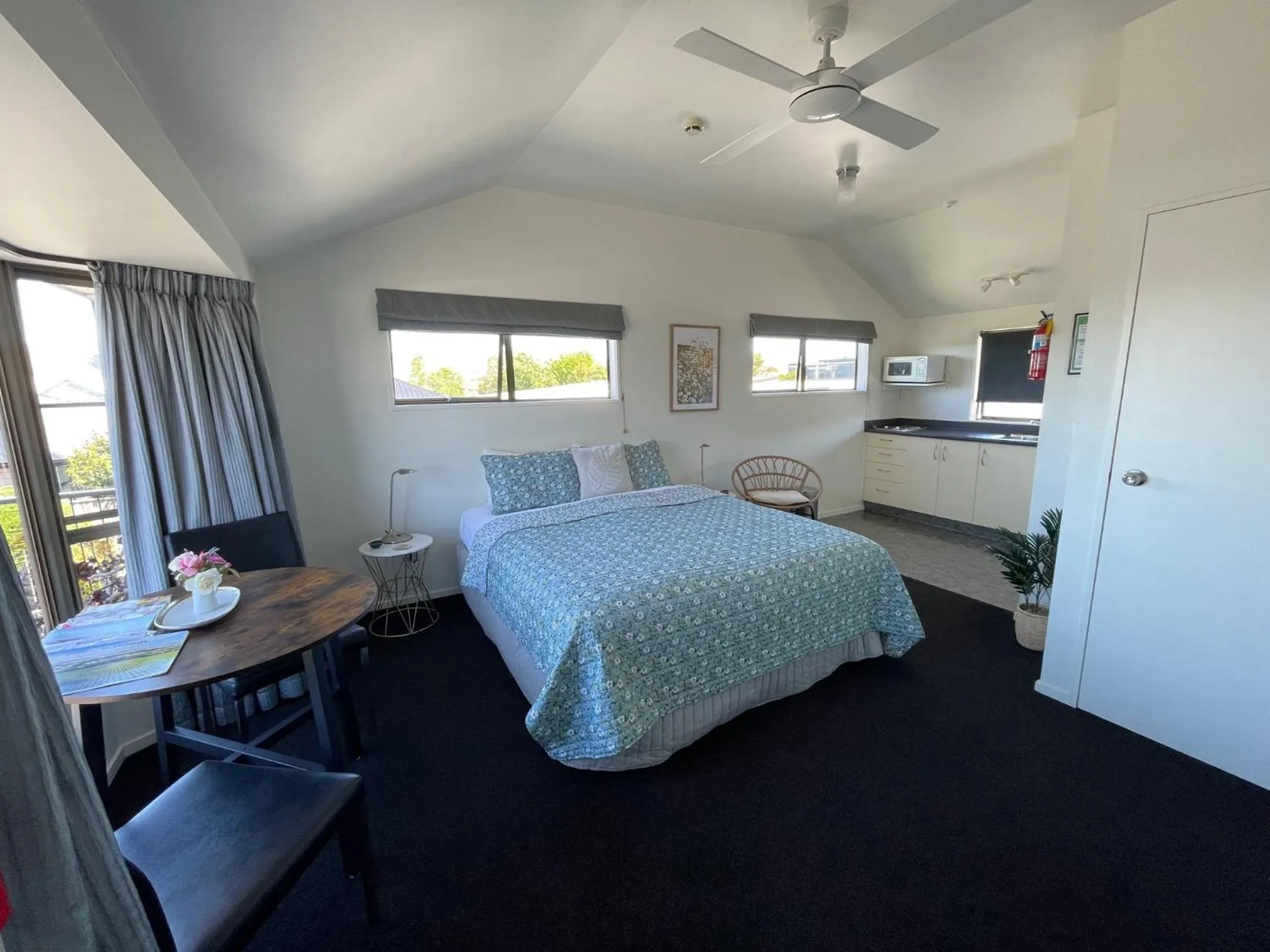 Photo of the whole room, Bed in Colonial Motel