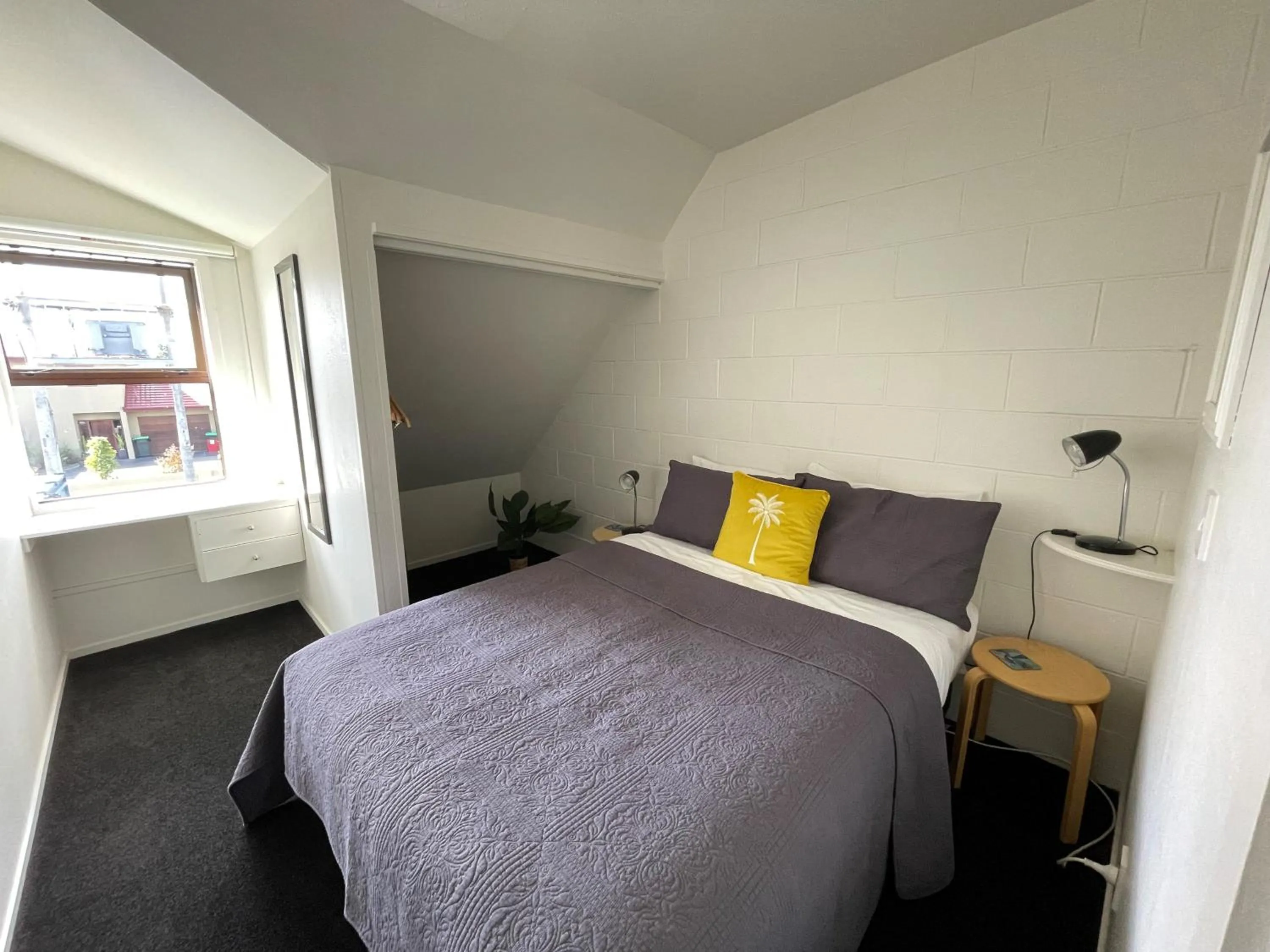 Bedroom, Bed in Colonial Motel