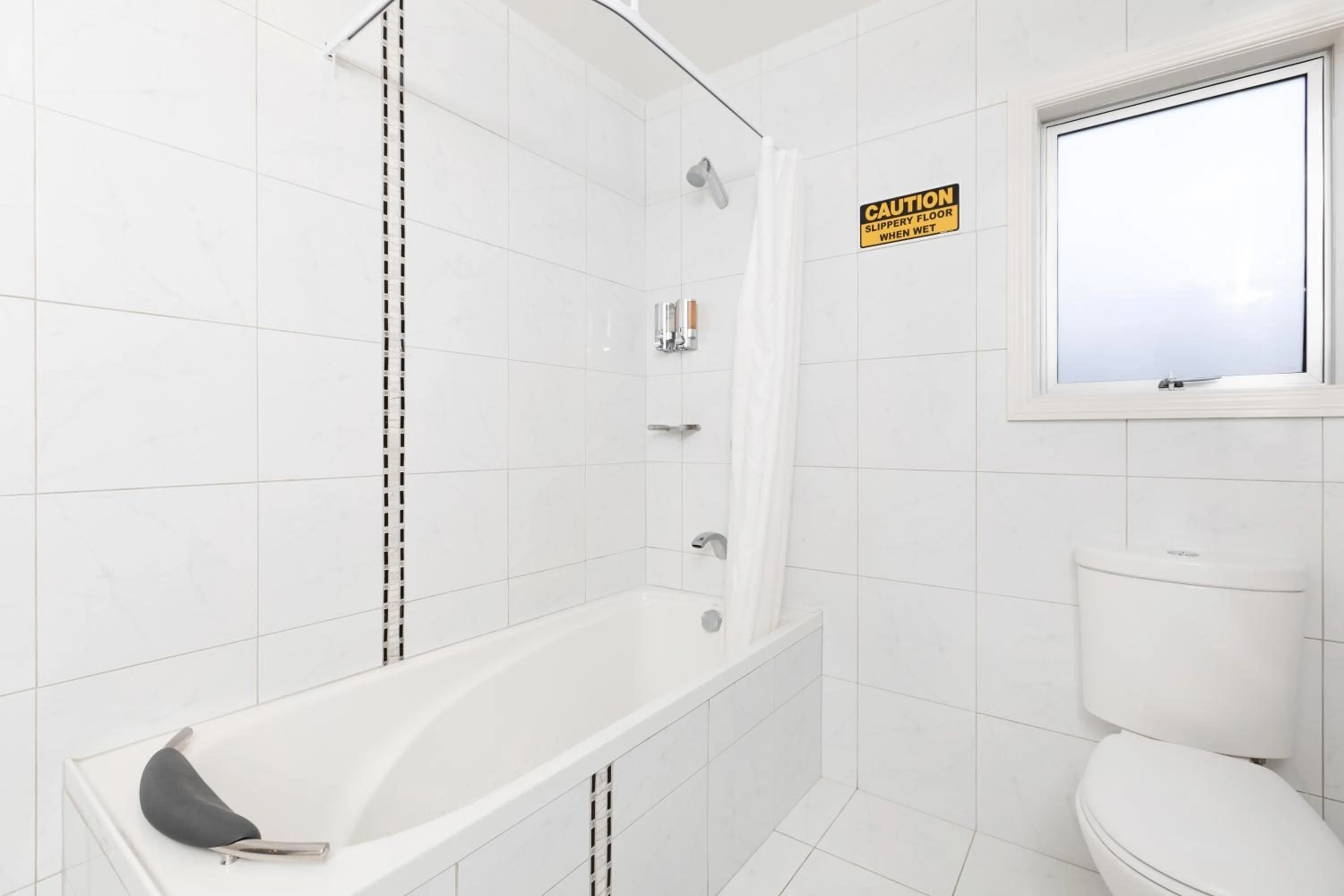 Shower in Beach Street Motel Apartments