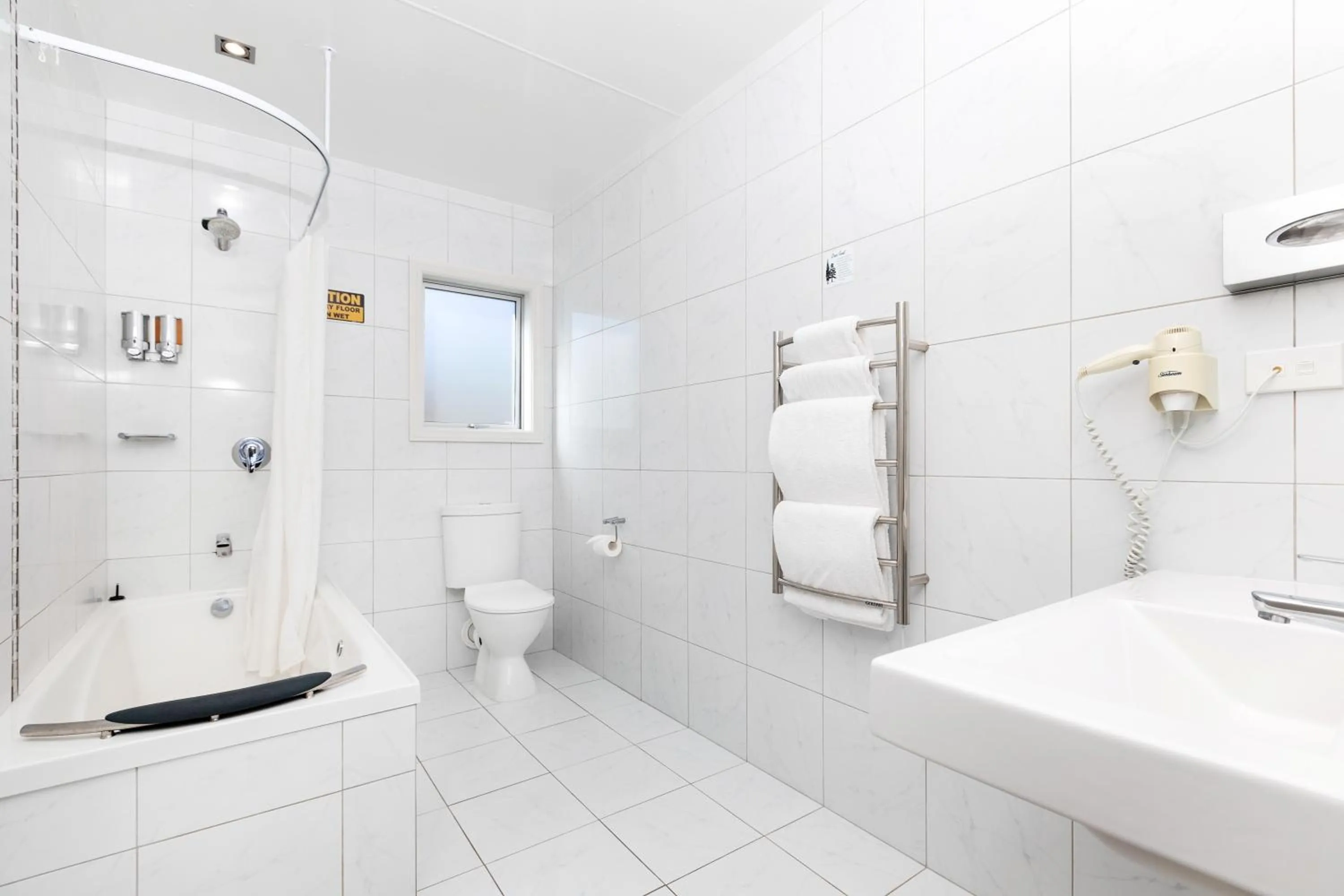 Shower in Beach Street Motel Apartments