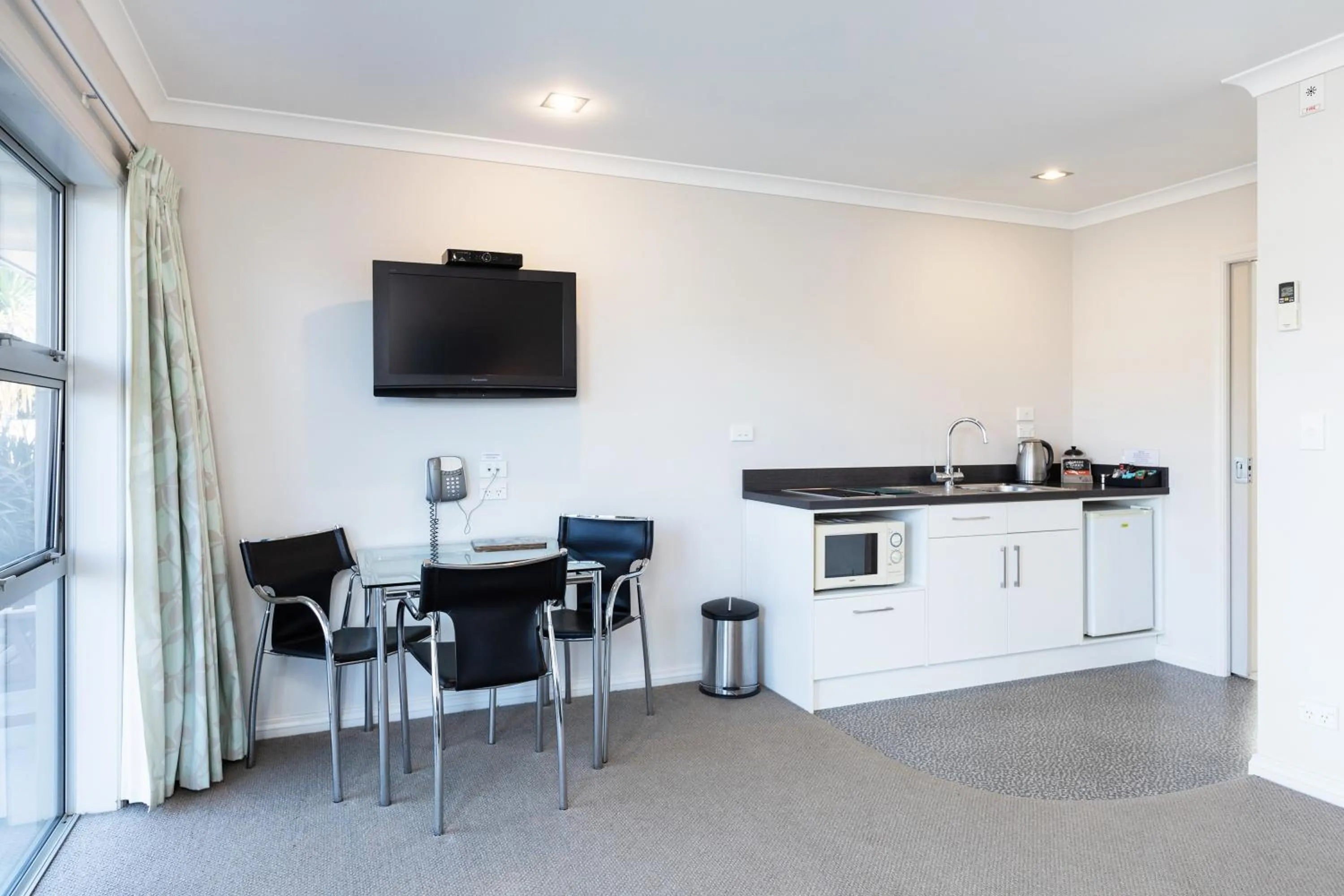 TV and multimedia in Beach Street Motel Apartments