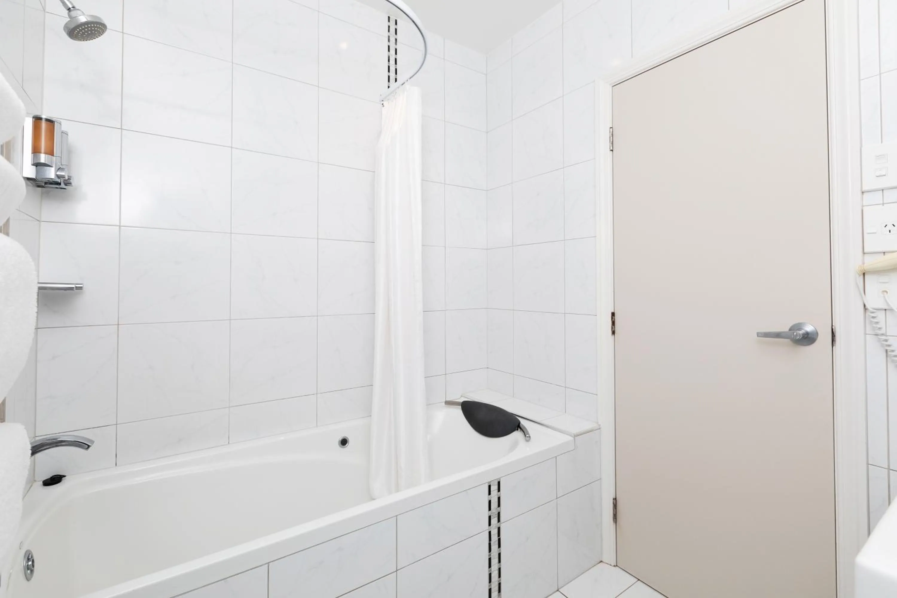 Shower in Beach Street Motel Apartments