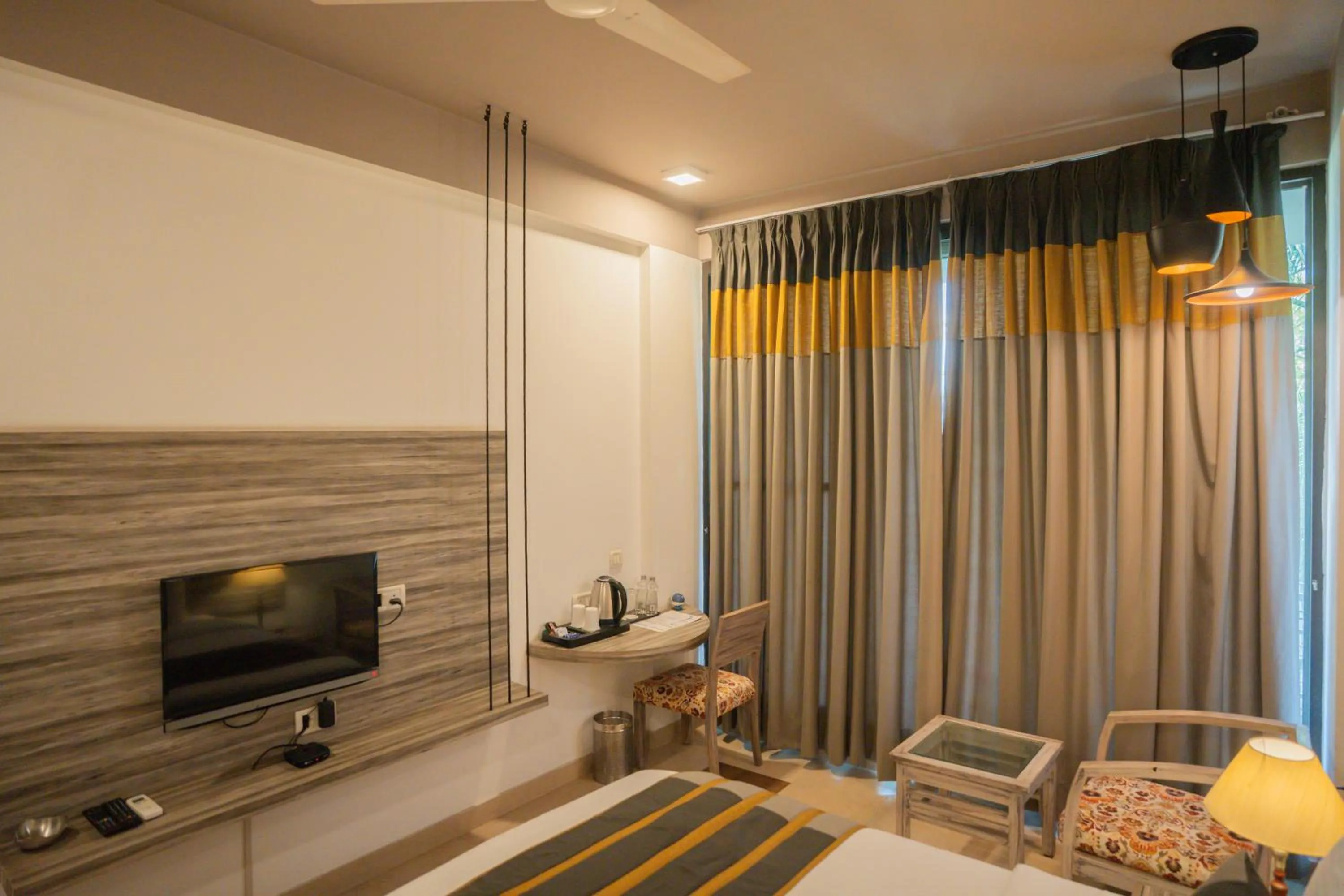 Seating area, Bed in Ahuja Residency Parklane