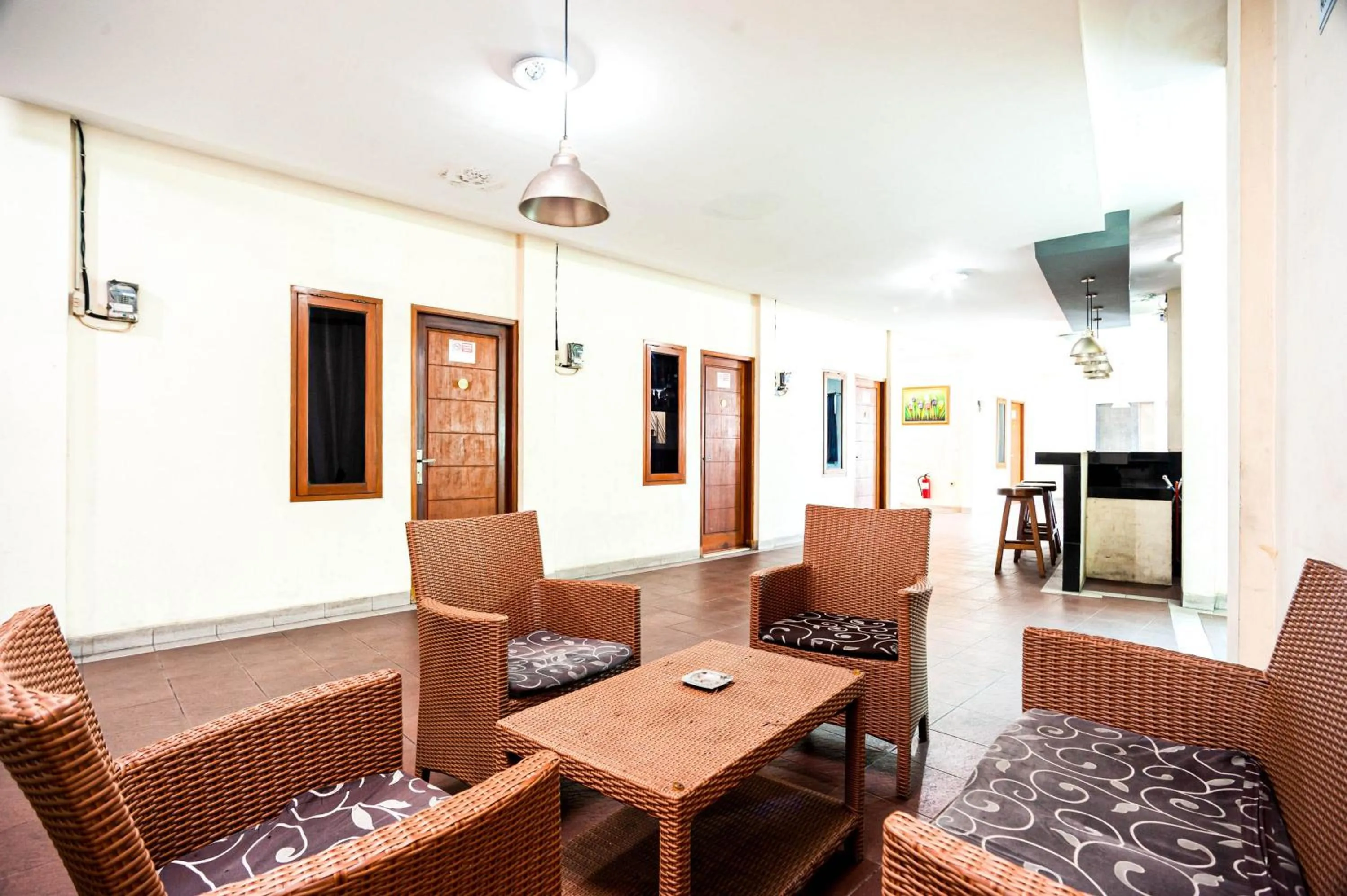 Seating area in RedDoorz Plus near Universitas Indonesia