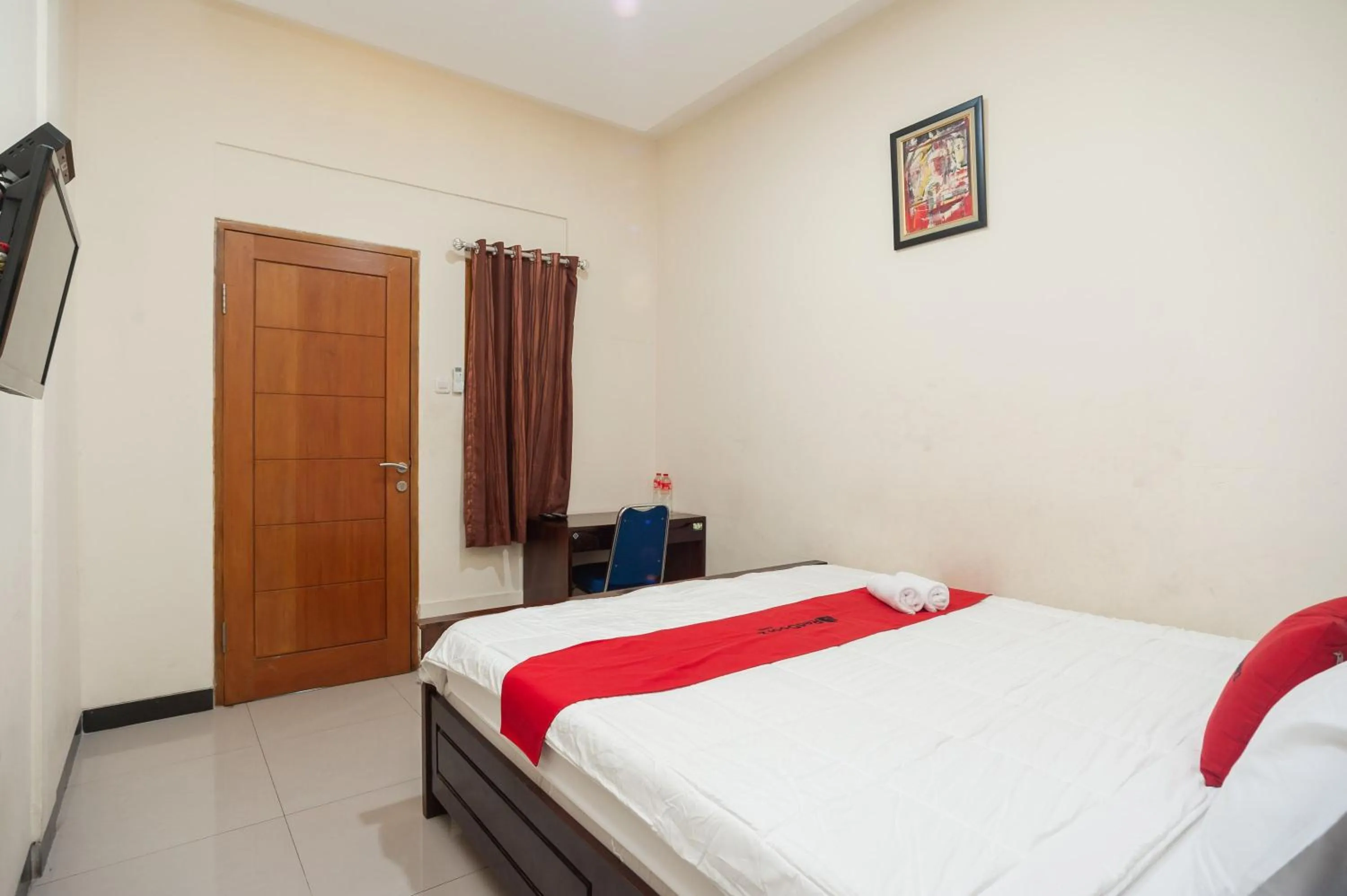 Bedroom, Bed in RedDoorz Plus near Universitas Indonesia