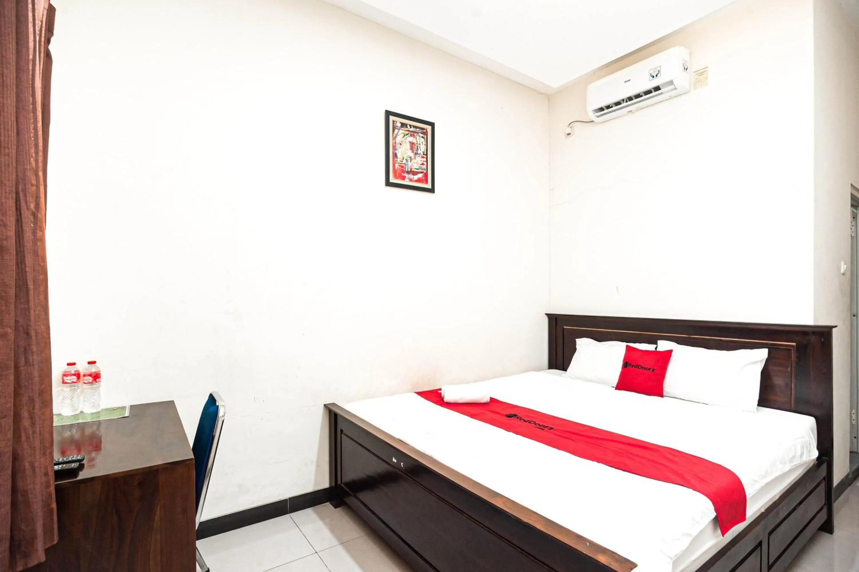 Bedroom, Bed in RedDoorz Plus near Universitas Indonesia
