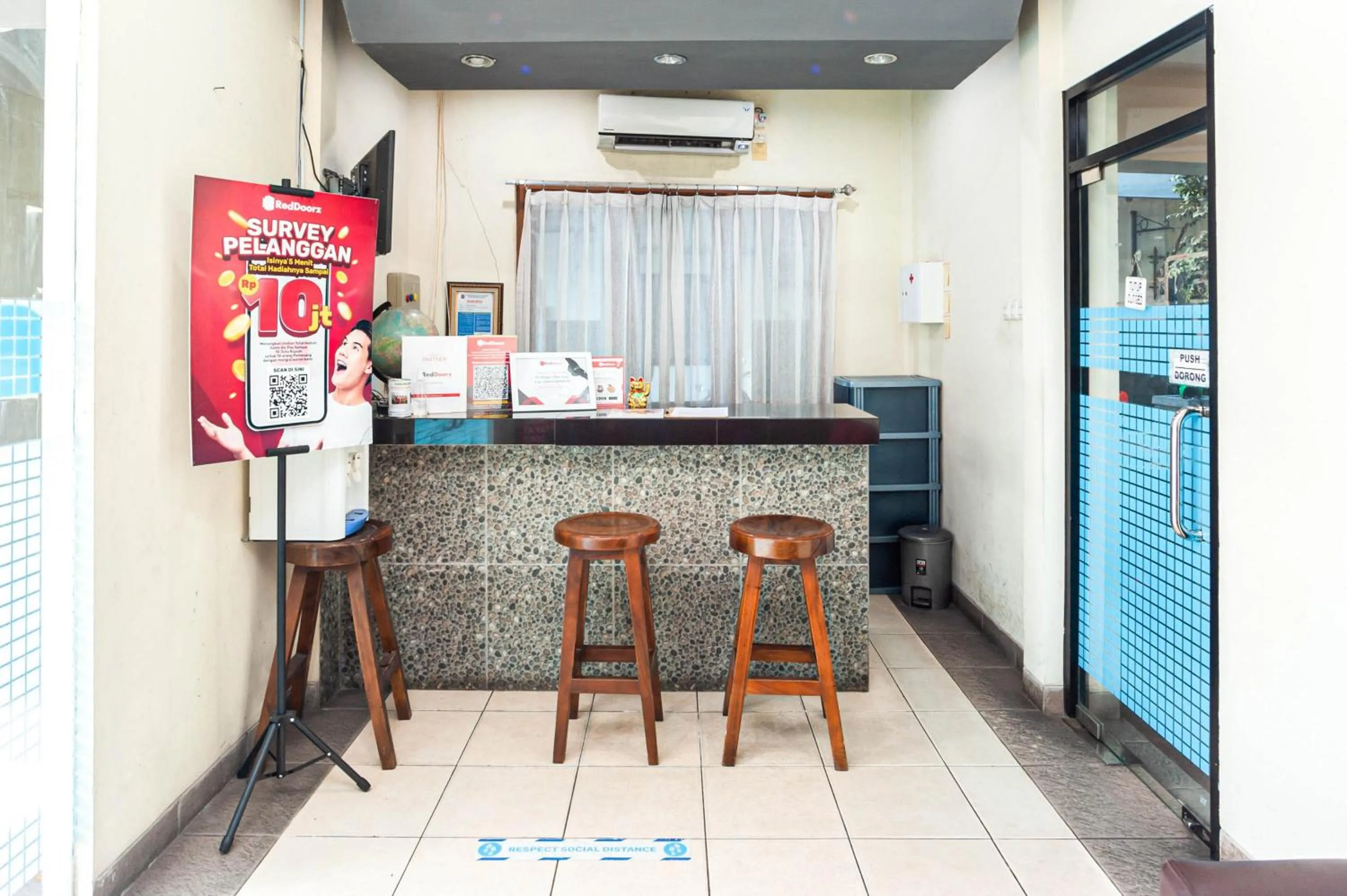 Lobby or reception in RedDoorz Plus near Universitas Indonesia