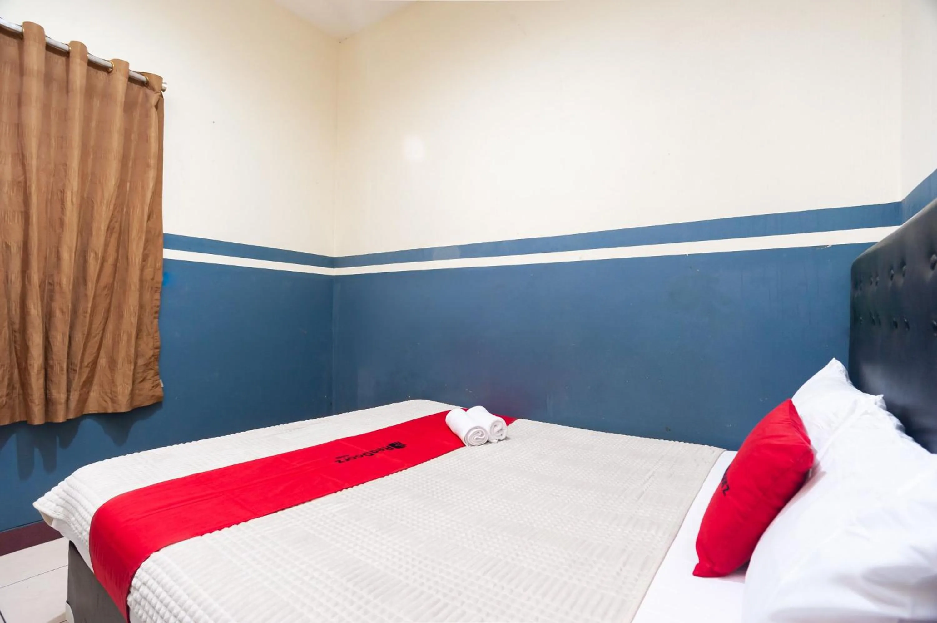 Bedroom, Bed in RedDoorz Plus near Universitas Indonesia