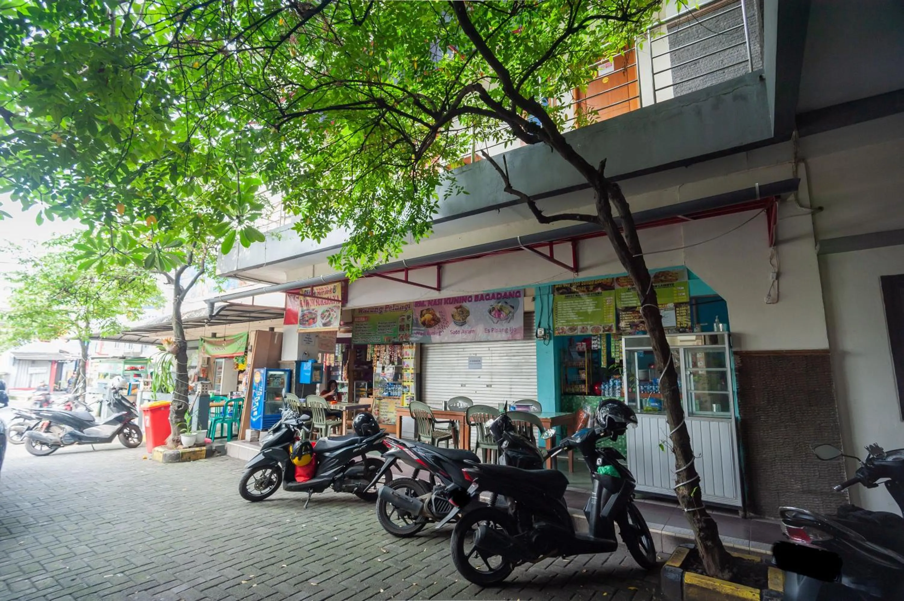 Property building in RedDoorz Plus near Universitas Indonesia