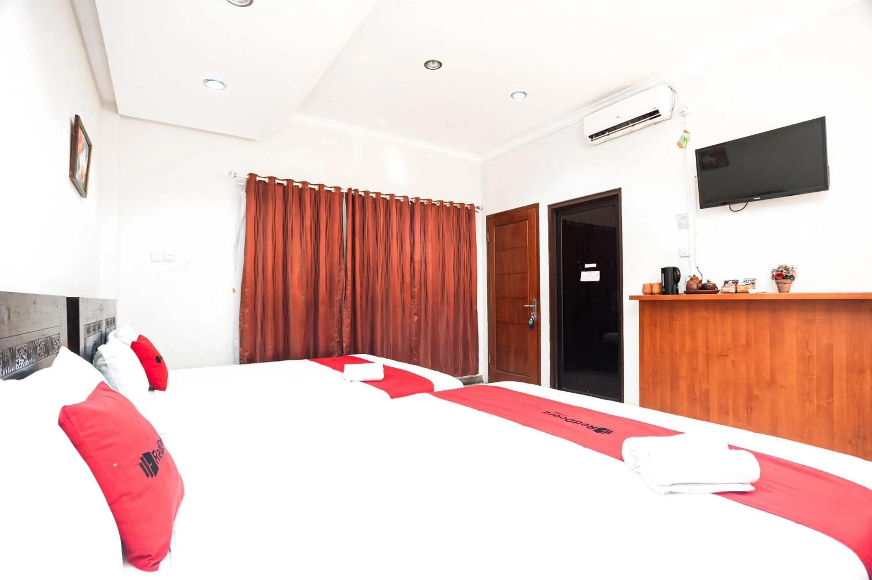 Bedroom, Bed in RedDoorz Plus near Universitas Indonesia