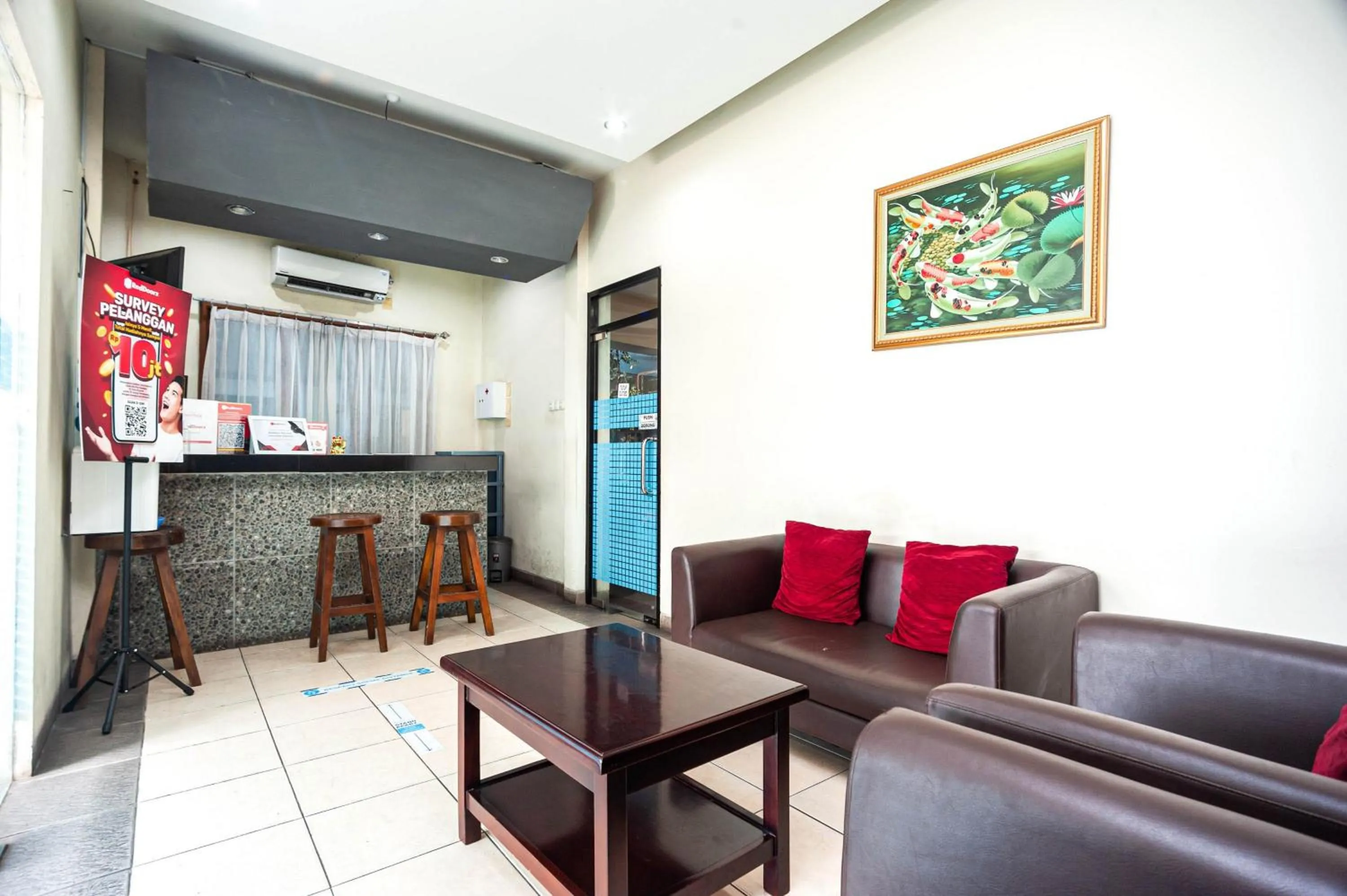 Lobby or reception in RedDoorz Plus near Universitas Indonesia