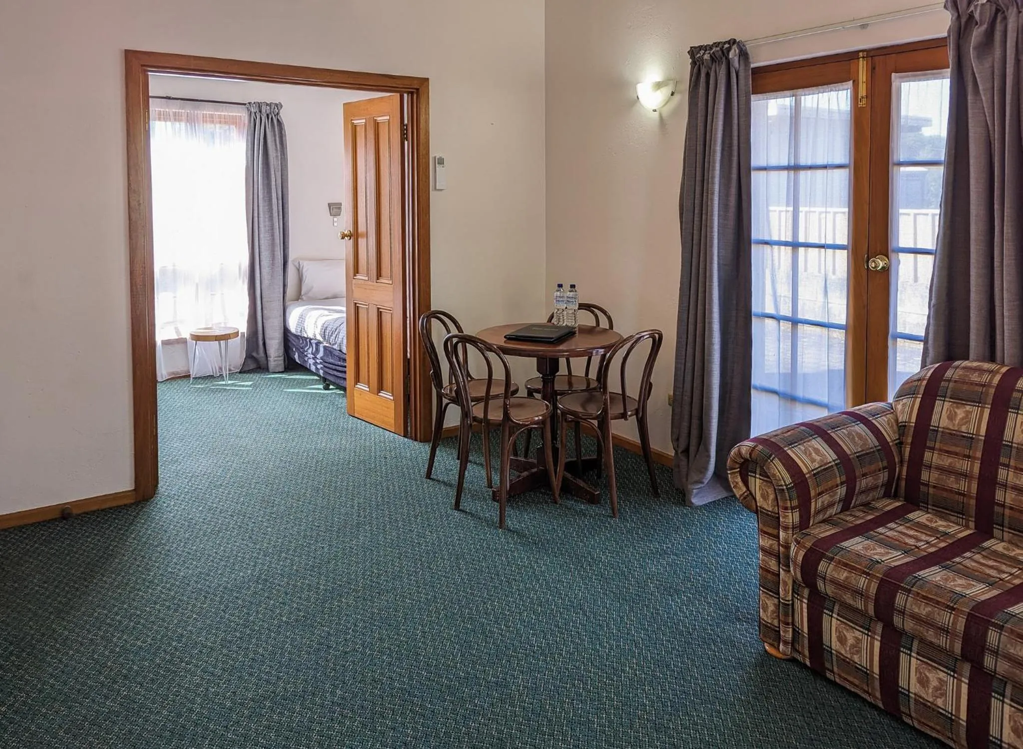 Living room in Arkana Motor Inn & Terrace Apartments