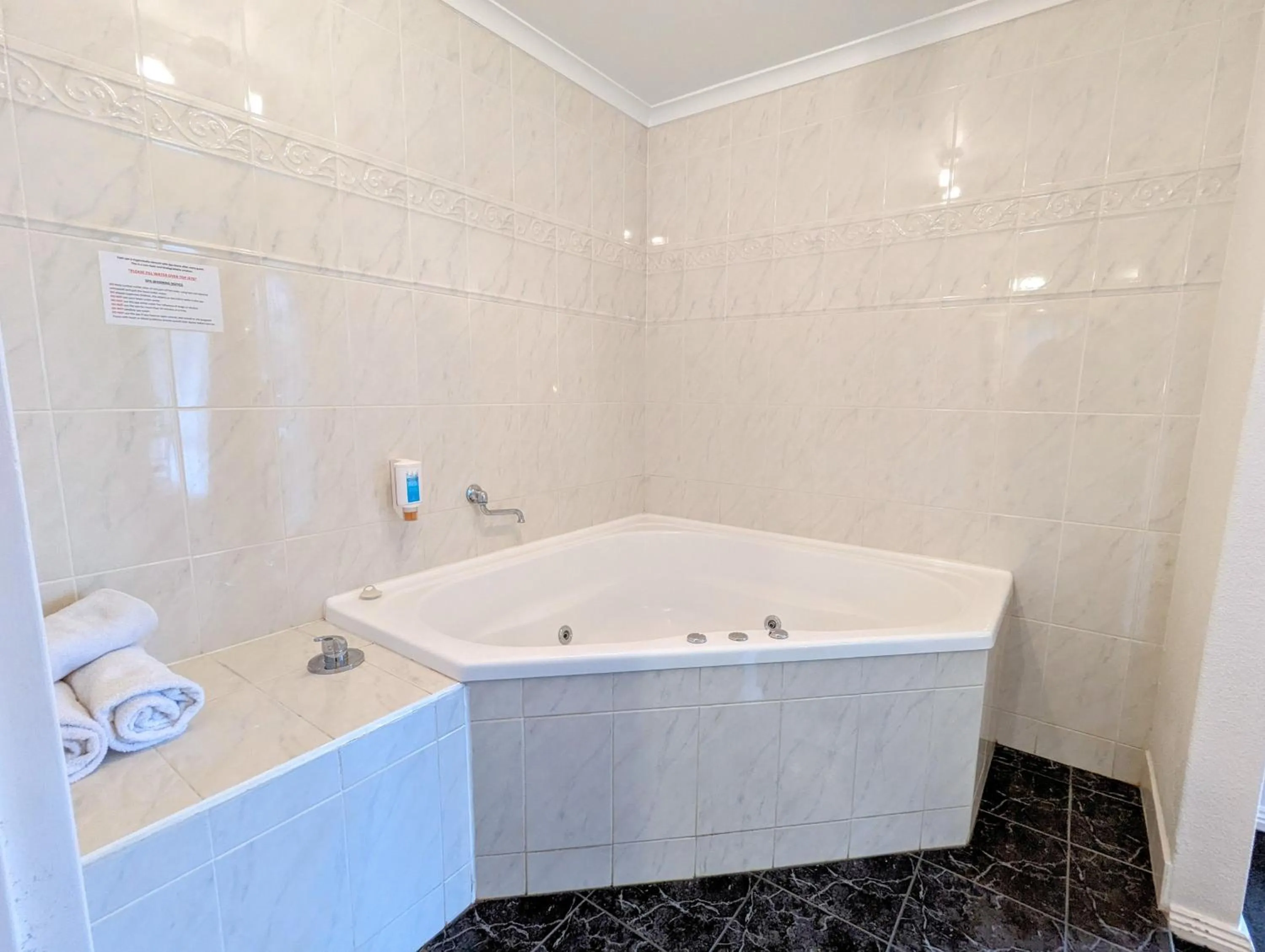 Bathroom in Arkana Motor Inn & Terrace Apartments