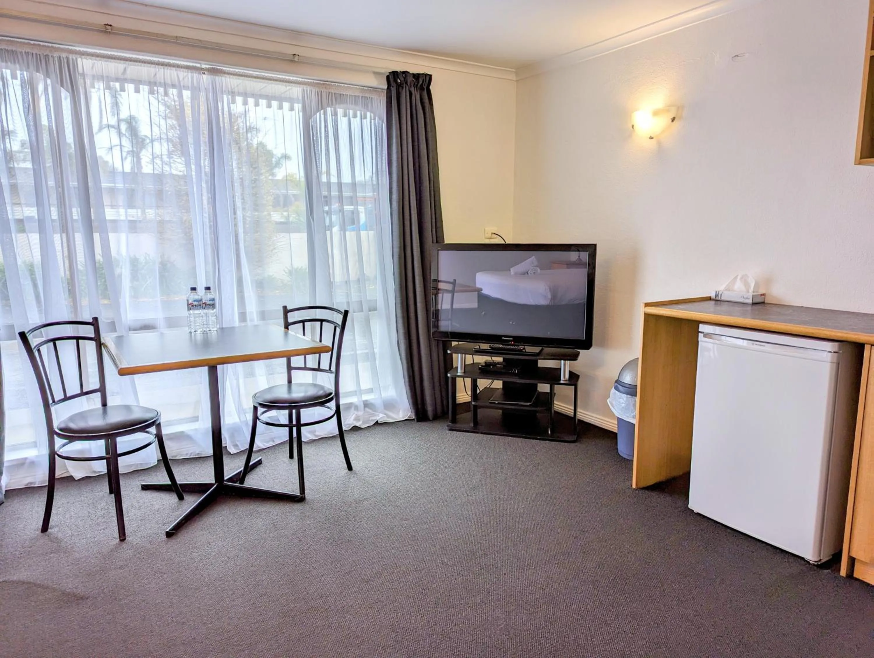 Bedroom in Arkana Motor Inn & Terrace Apartments