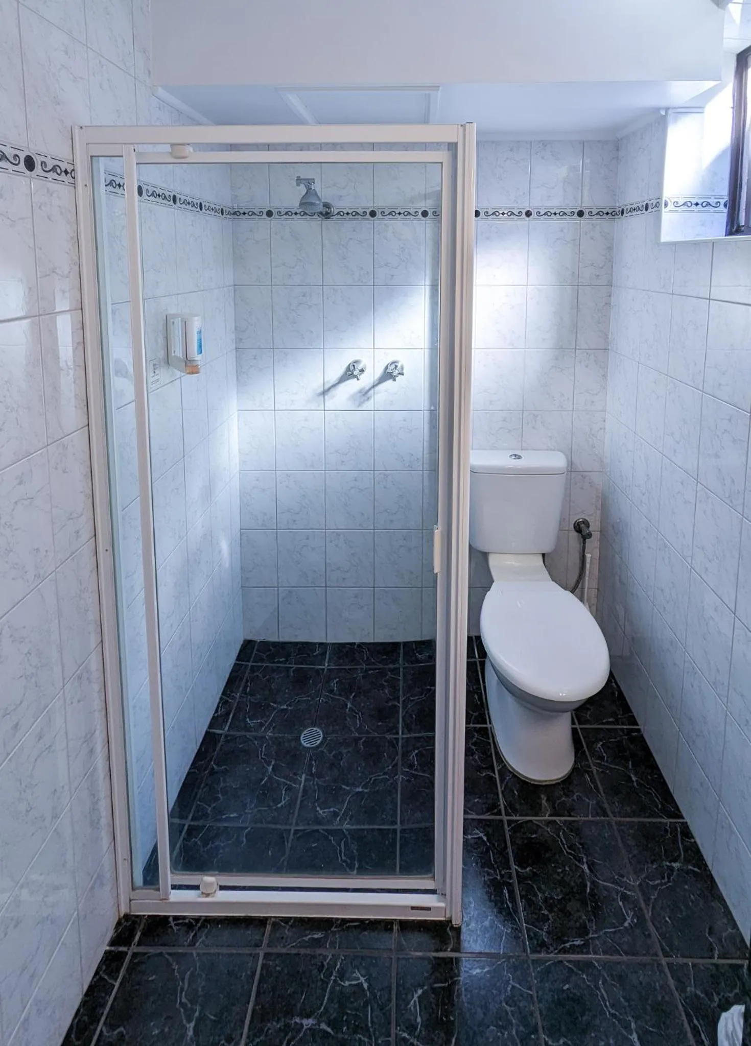 Bathroom in Arkana Motor Inn & Terrace Apartments
